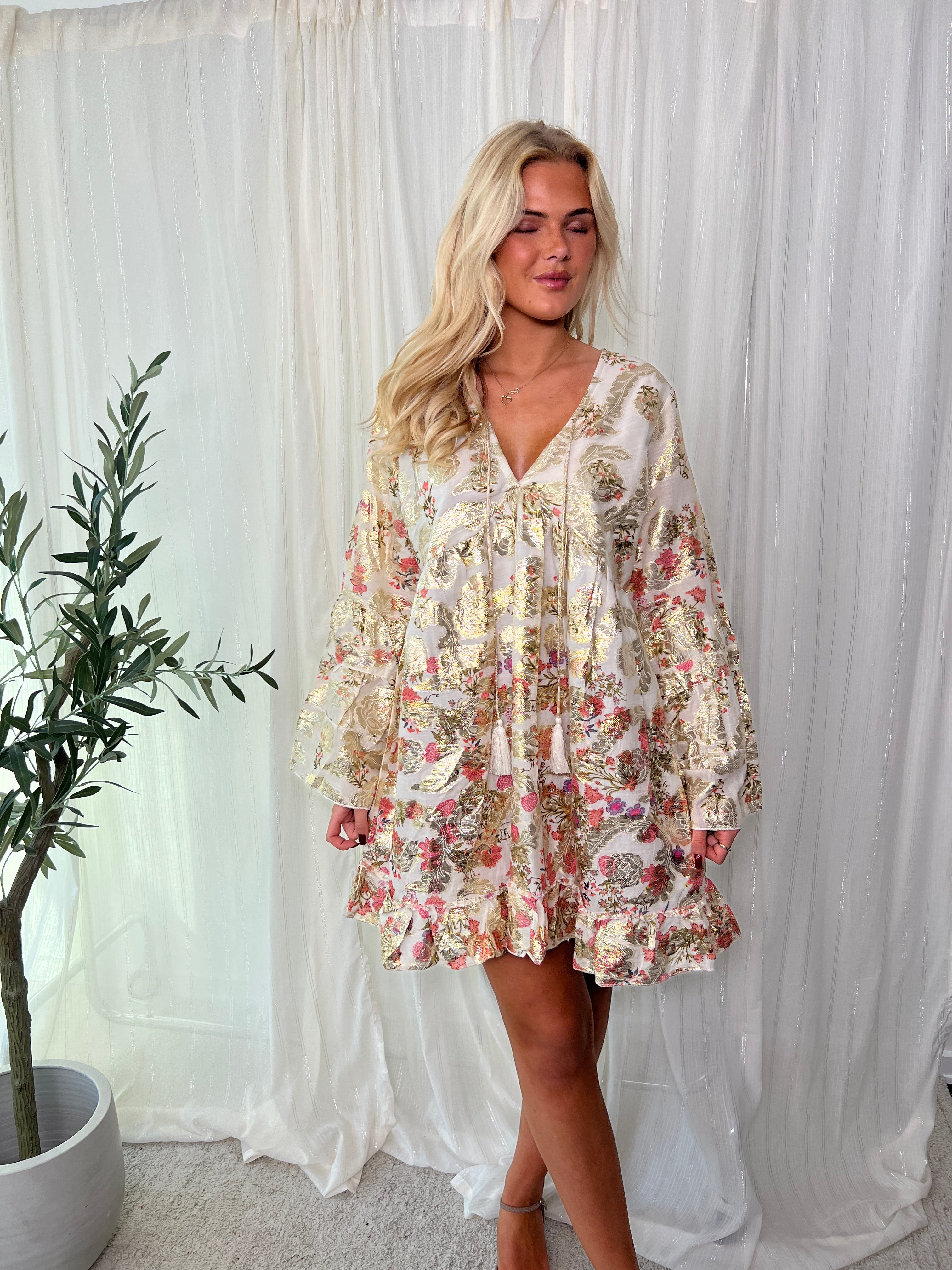 Ibbi golden flower dress fra webshoppen Aaberg Copenhagen