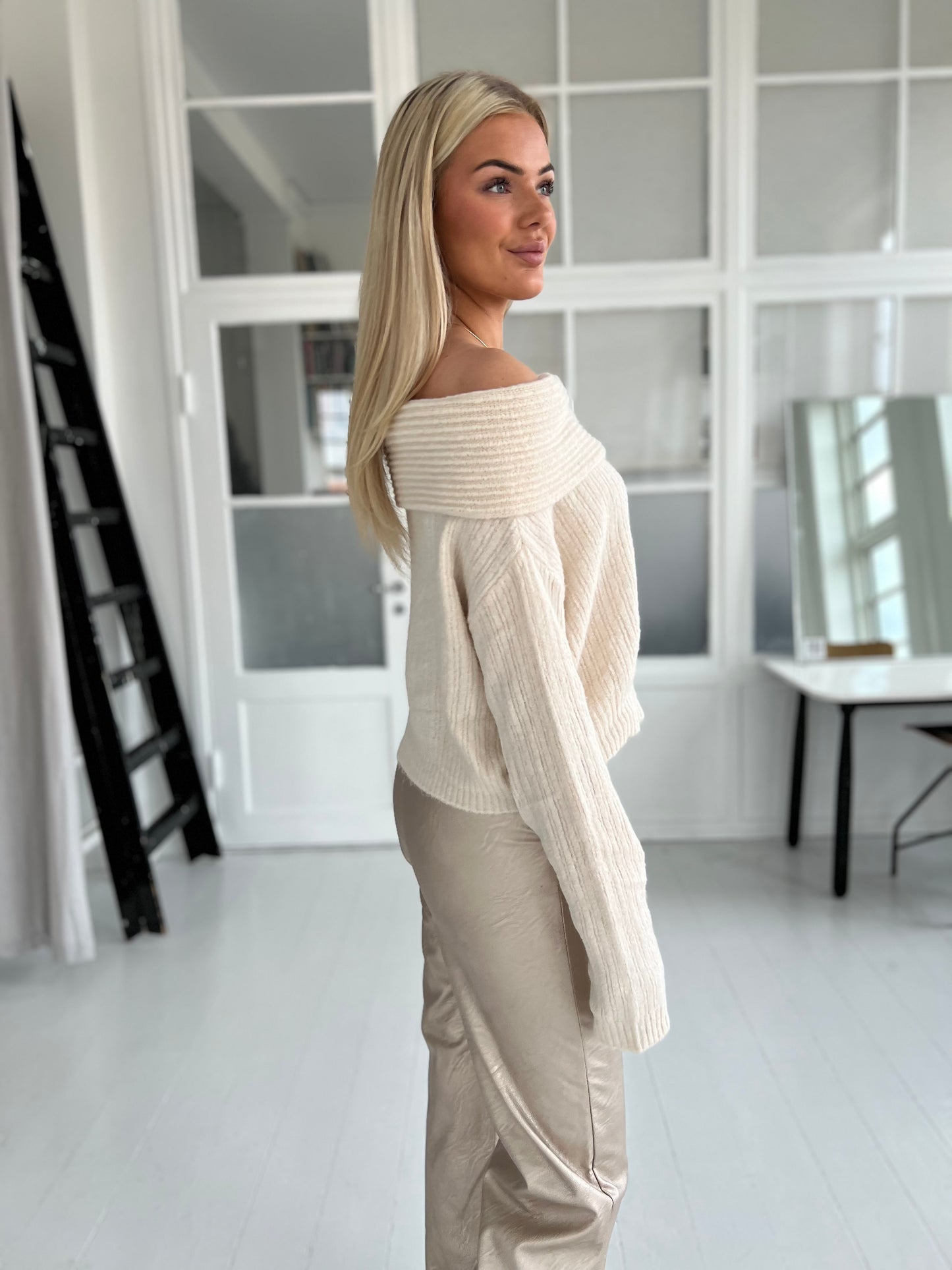 Lucce beige off shoulder knit (5017) fra webshoppen Aaberg Copenhagen