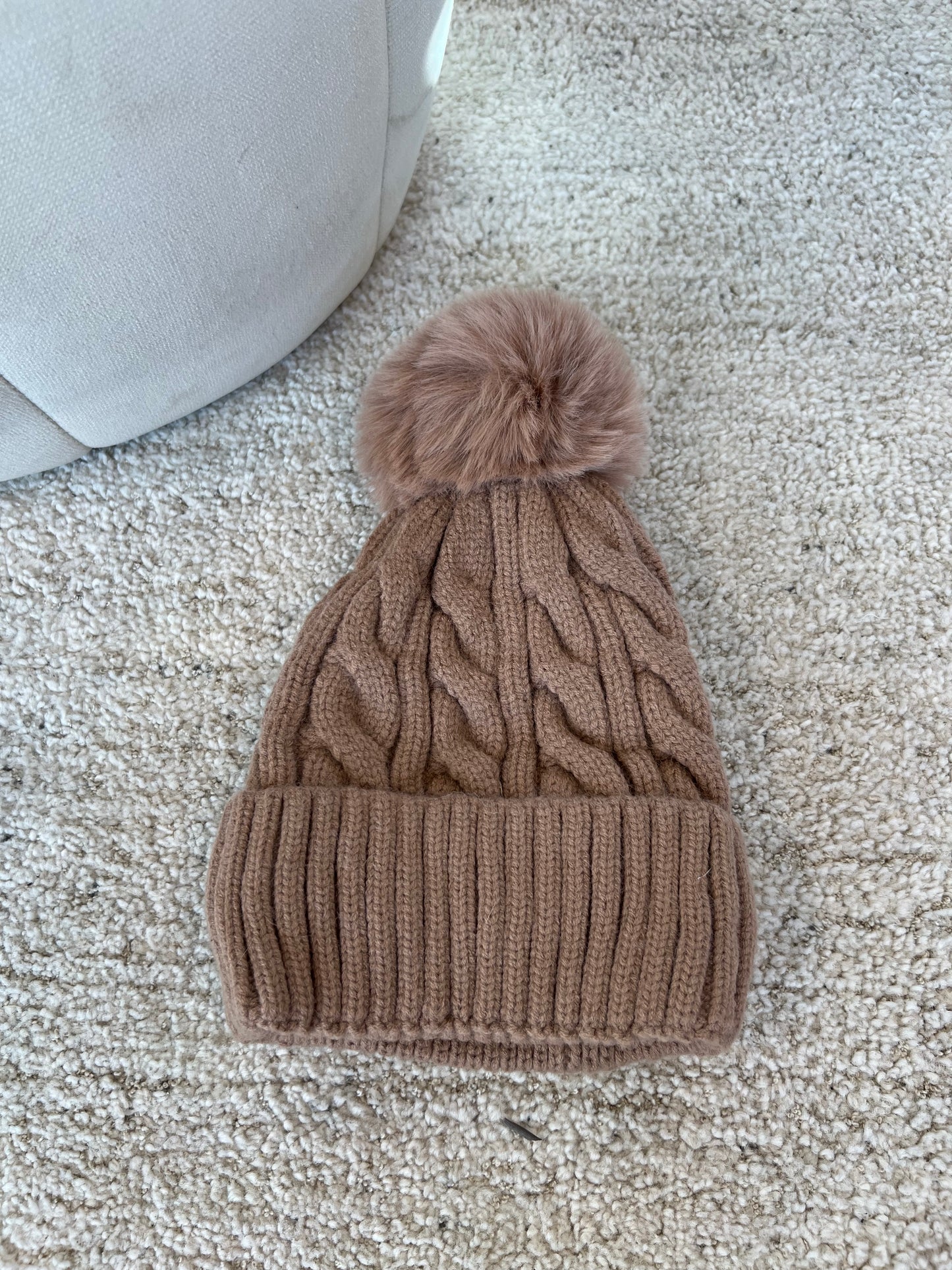 Camel pompom hat (5552) fra webshoppen Aaberg Copenhagen