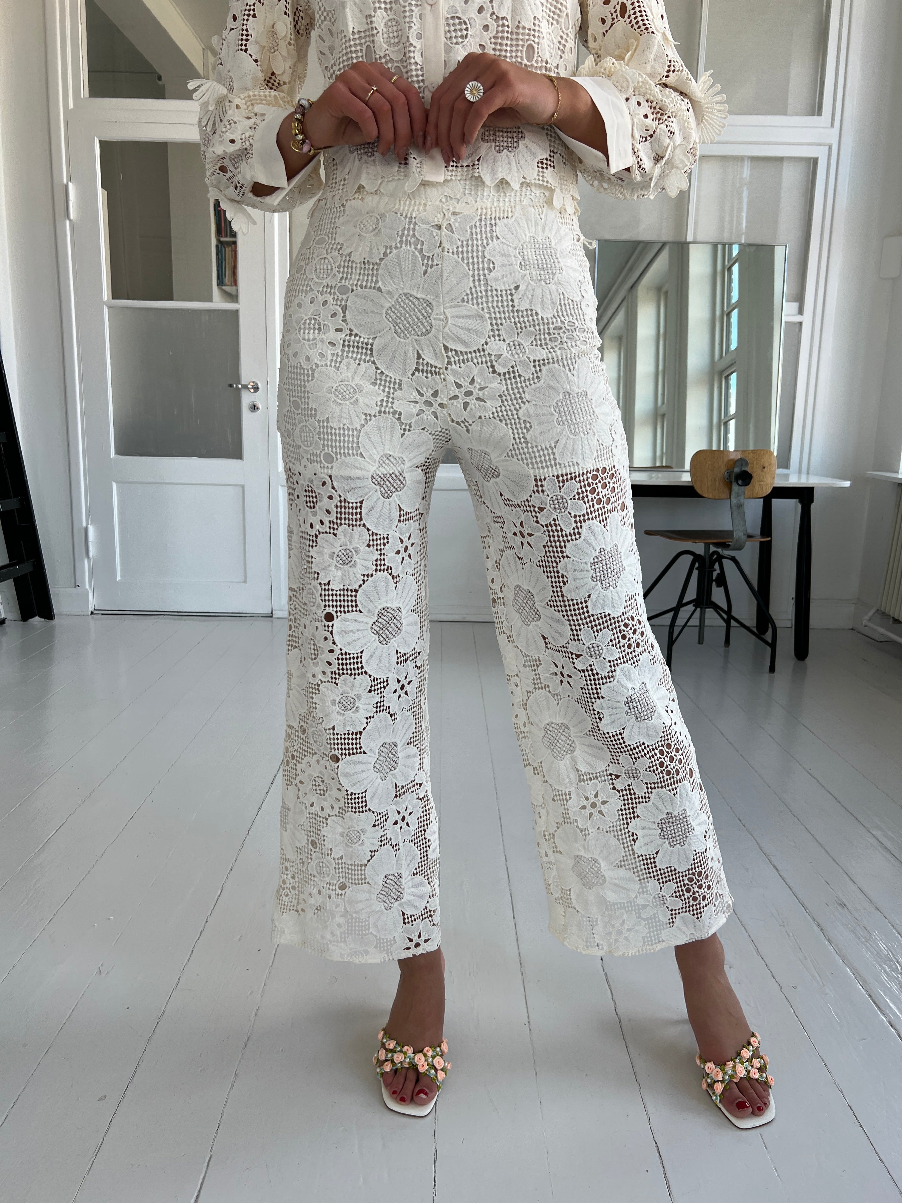 Elli white beige lace pants fra webshoppen Aaberg Copenhagen