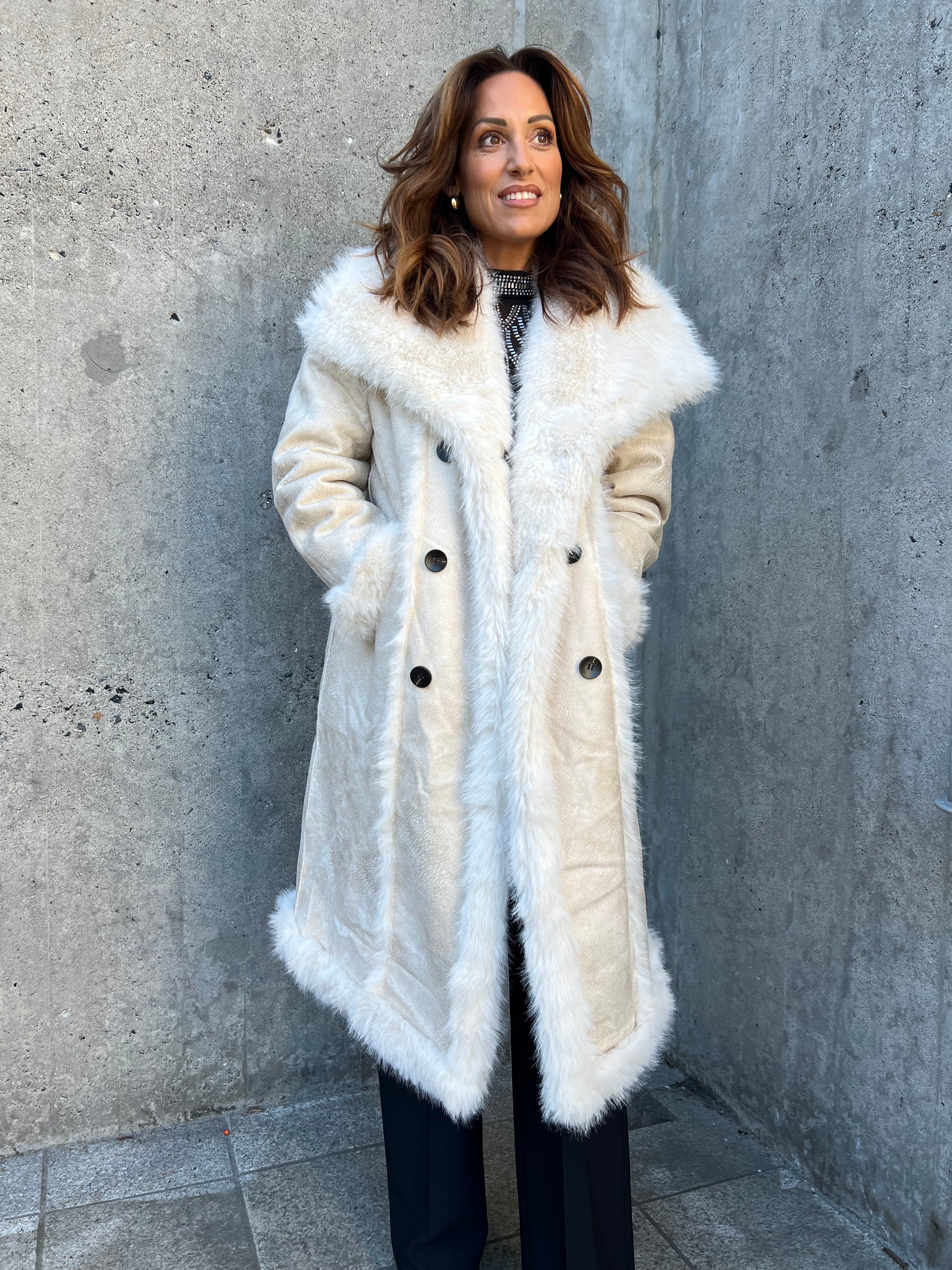 Flam beige faux fur frakke (2212) lang vendbar style. Aaberg Copenhagen