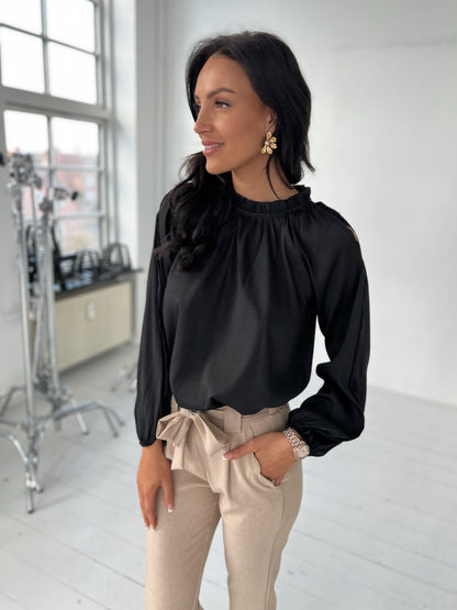 Model i Laura sort bluse med åbne skuldre fra webshoppen Aaberg Copenhagen