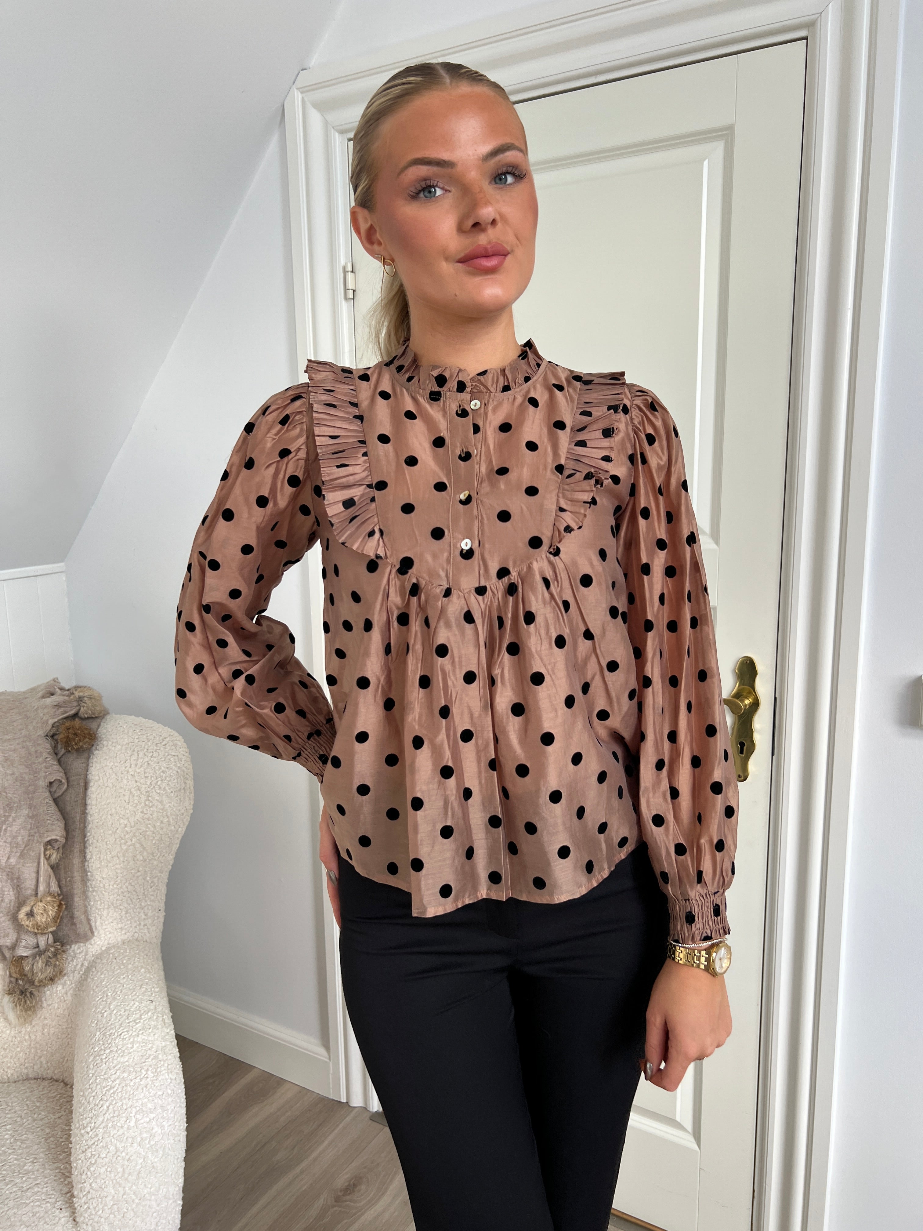 Continue Silke dot shirt Nougat - Åberg Copenhagen 