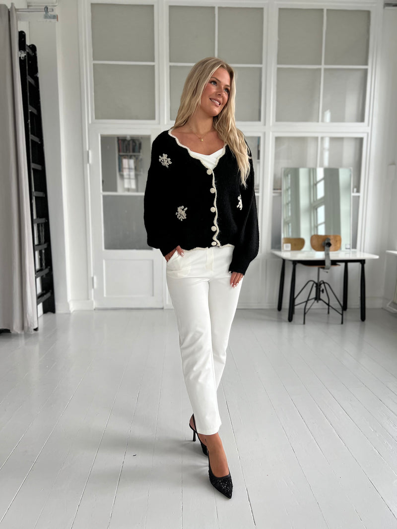 Mondial white joggers, stylet med April sort cardigan. Aaberg Copenhagen