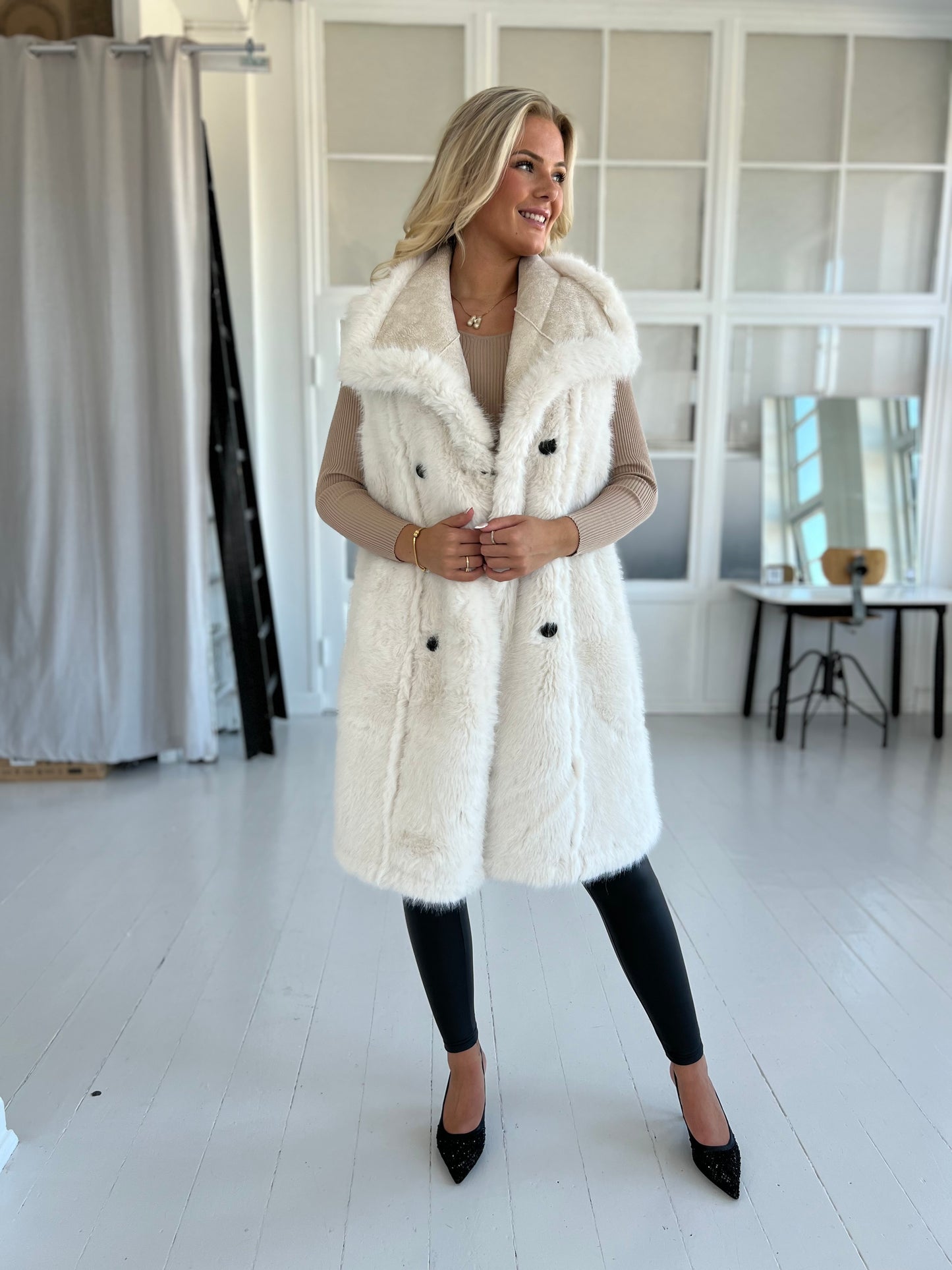 Flam beige faux fur vest fra webshoppen Aaberg Copenhagen