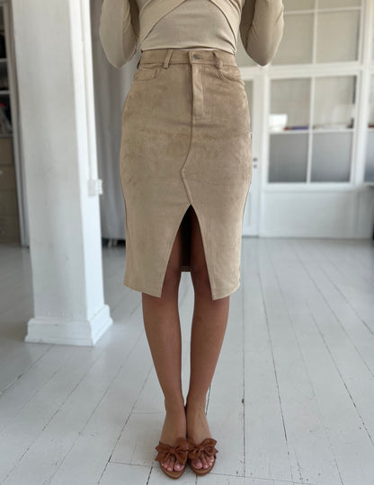 LM beige nubuk nederdel med slids fra webshoppen Aaberg Copenhagen