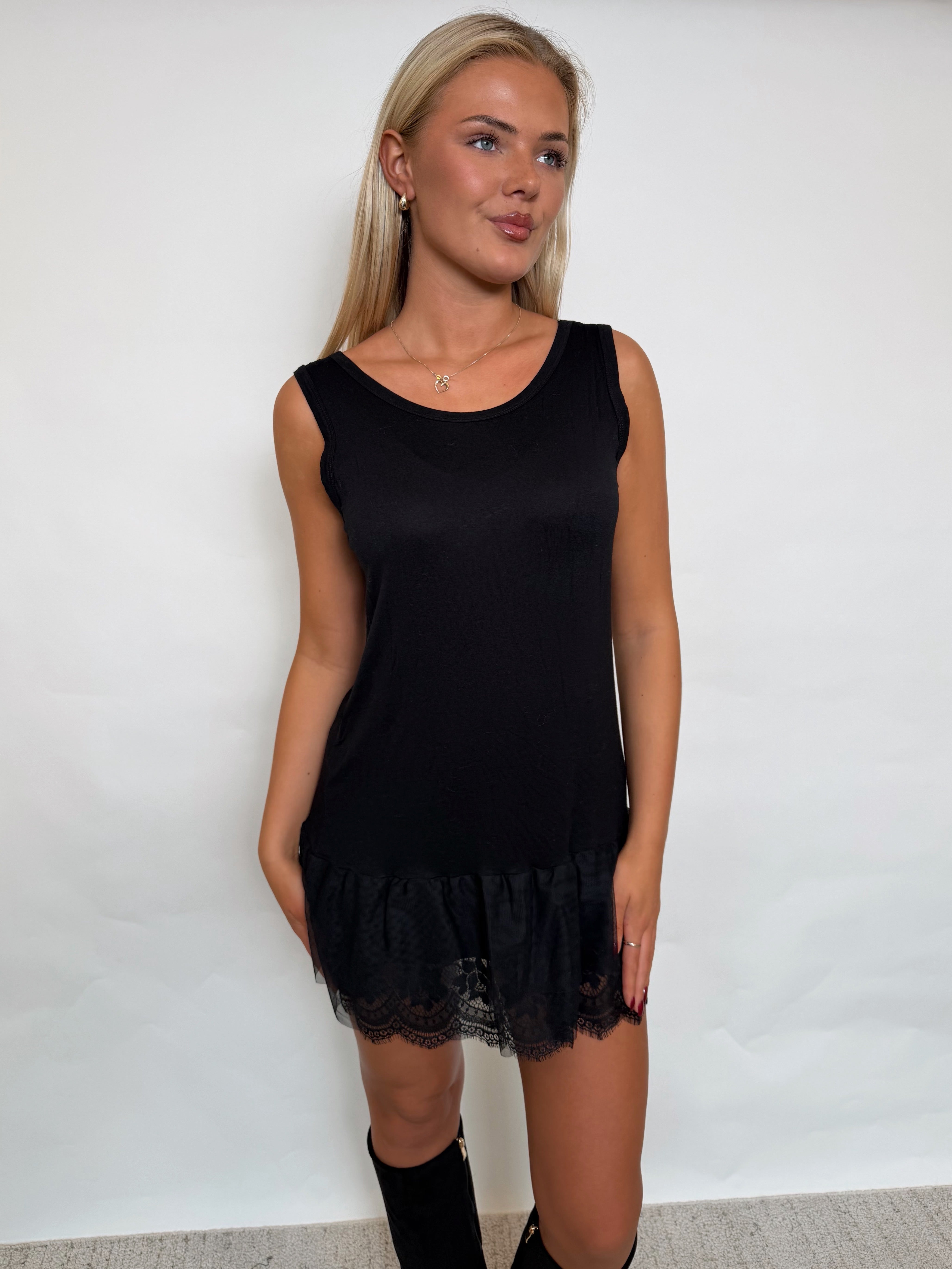 ALIDA black lace dress fra webshoppen Aaberg Copenhagen