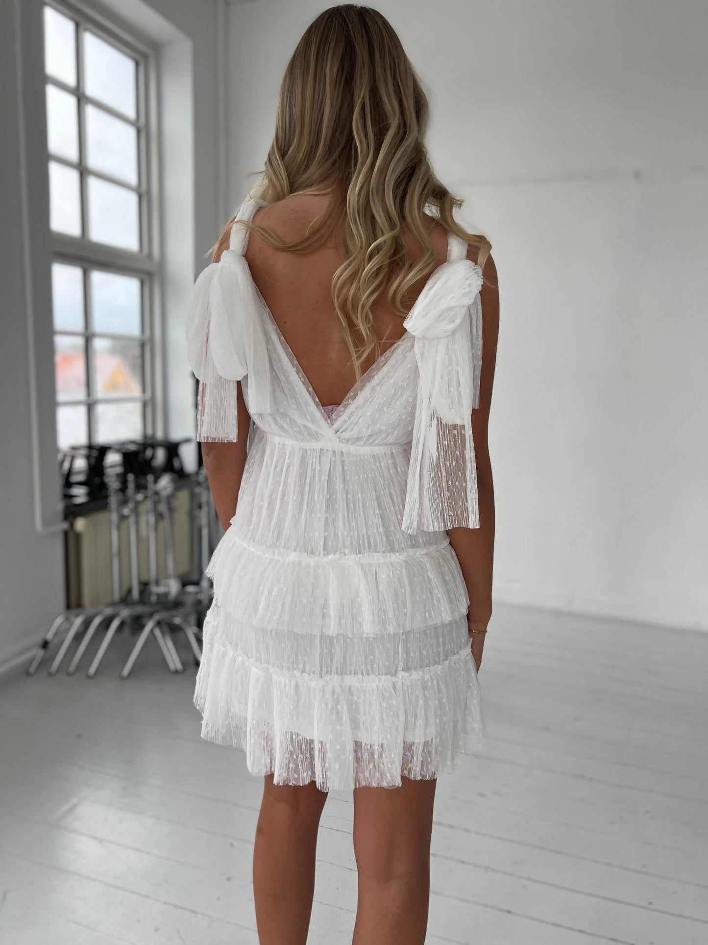 Model i Lily Bee hvid tyl kjole (6311) fra webshoppen Aaberg Copenhagen
