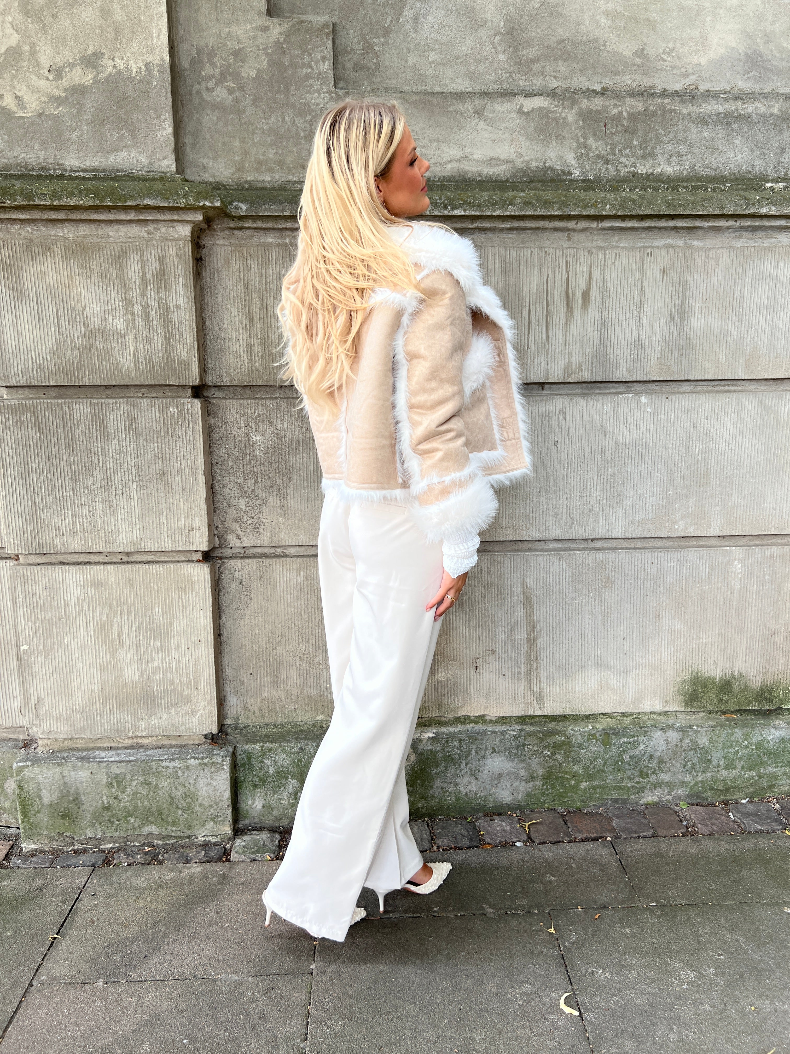 Model i Azaka beige fake fur jacket fra webshoppen Aaberg Copenhagen