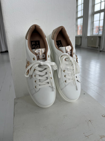 Covana white bee sneakers (0912) - Fremhæver glimmerdetaljer på pløs - fra webshoppen Aaberg Copenhagen