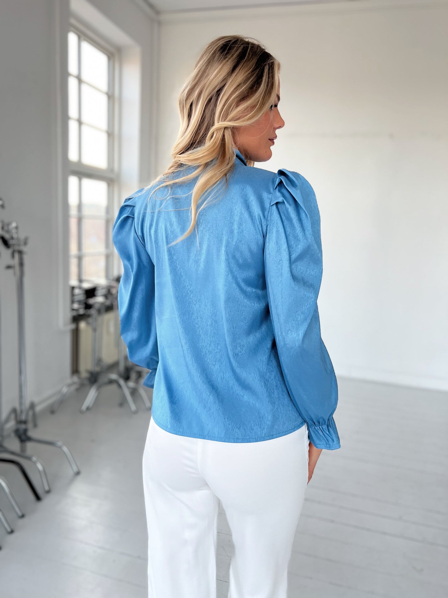 Model i Katie blå skjorte m. sløjfe fra webshoppen Aaberg Copenhagen