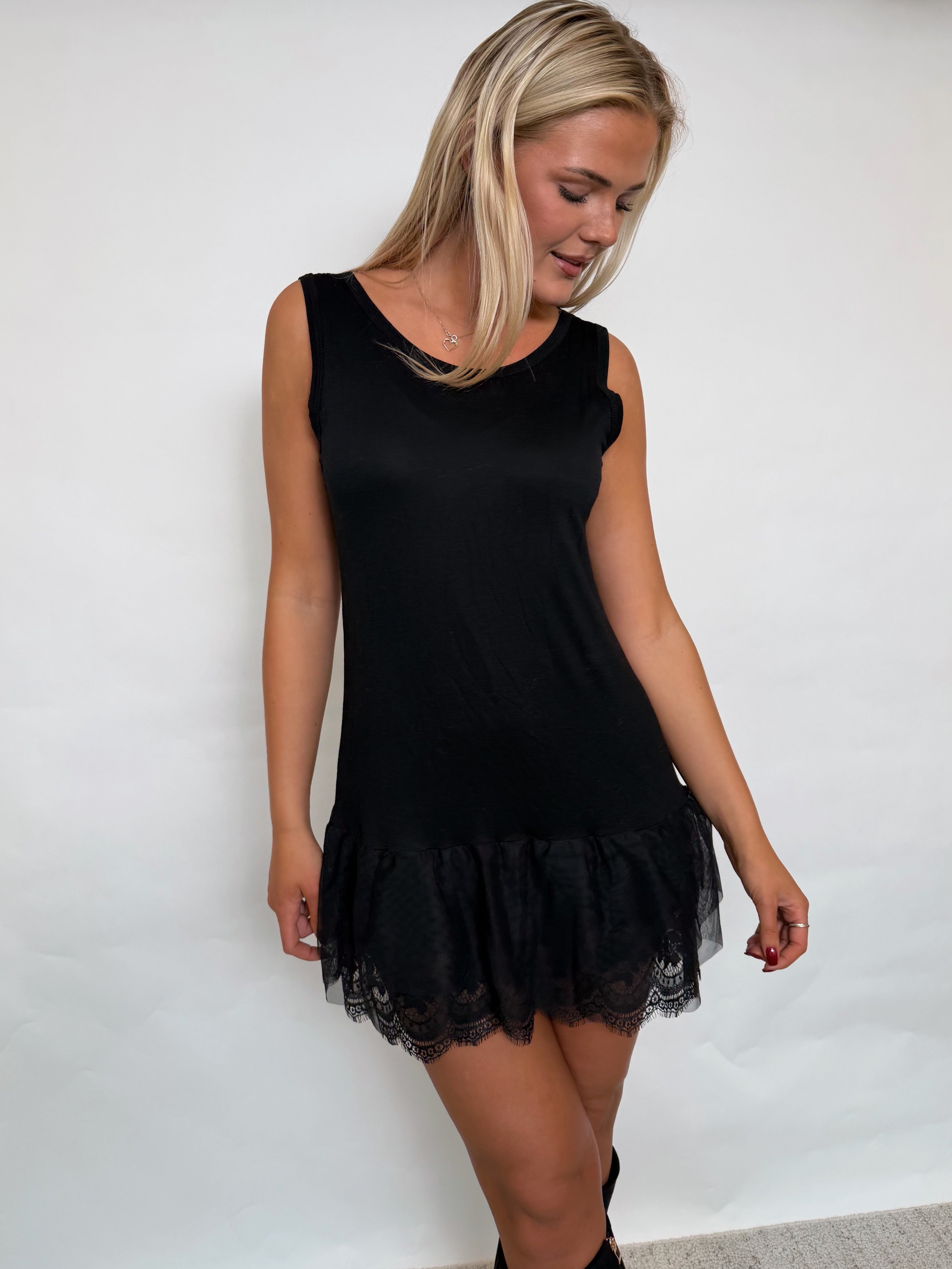 ALIDA black lace dress fra webshoppen Aaberg Copenhagen