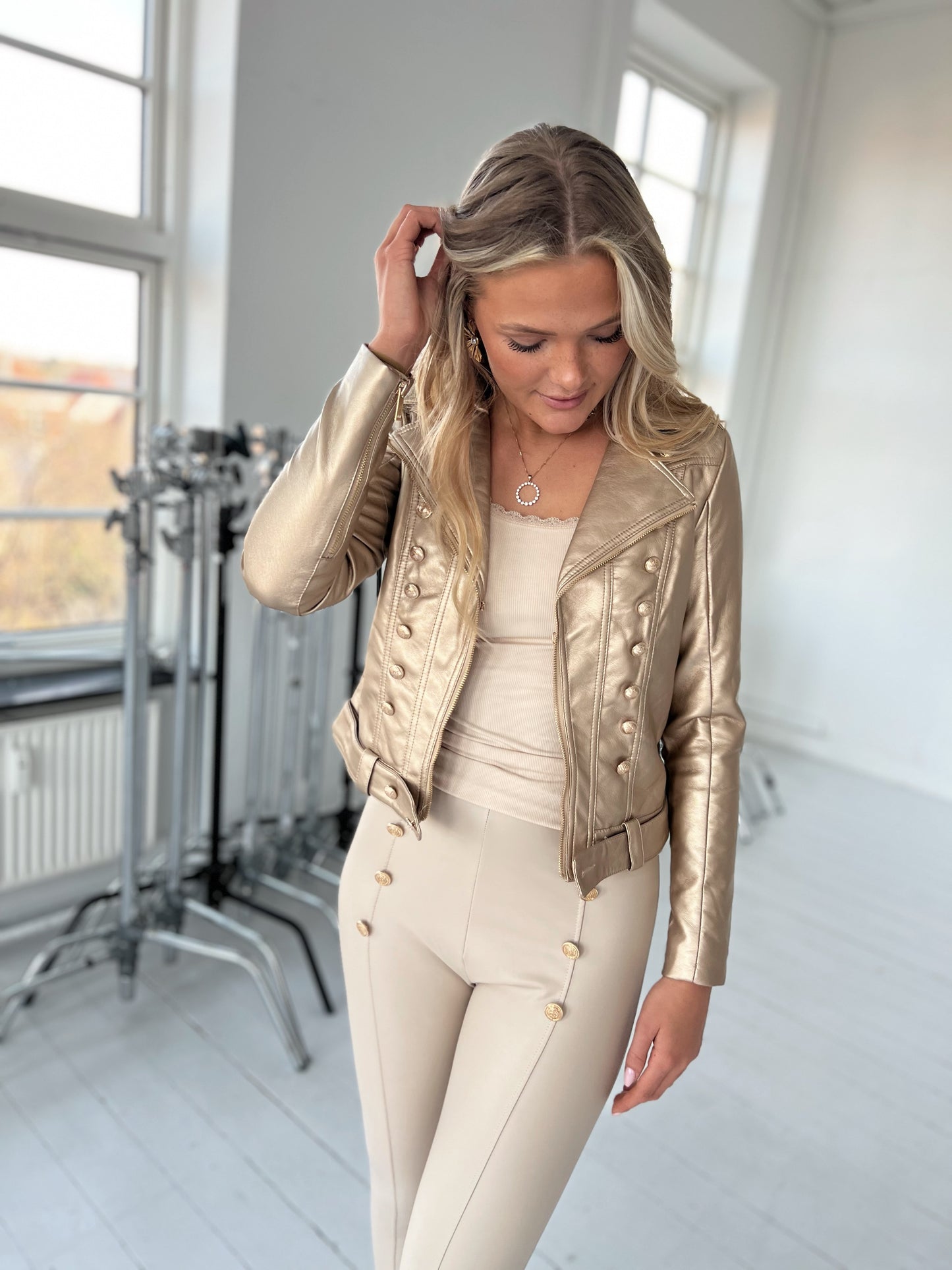 Model i Softy guld PU jakke med guldknapper (3850) fra webshoppen Aaberg Copenhagen