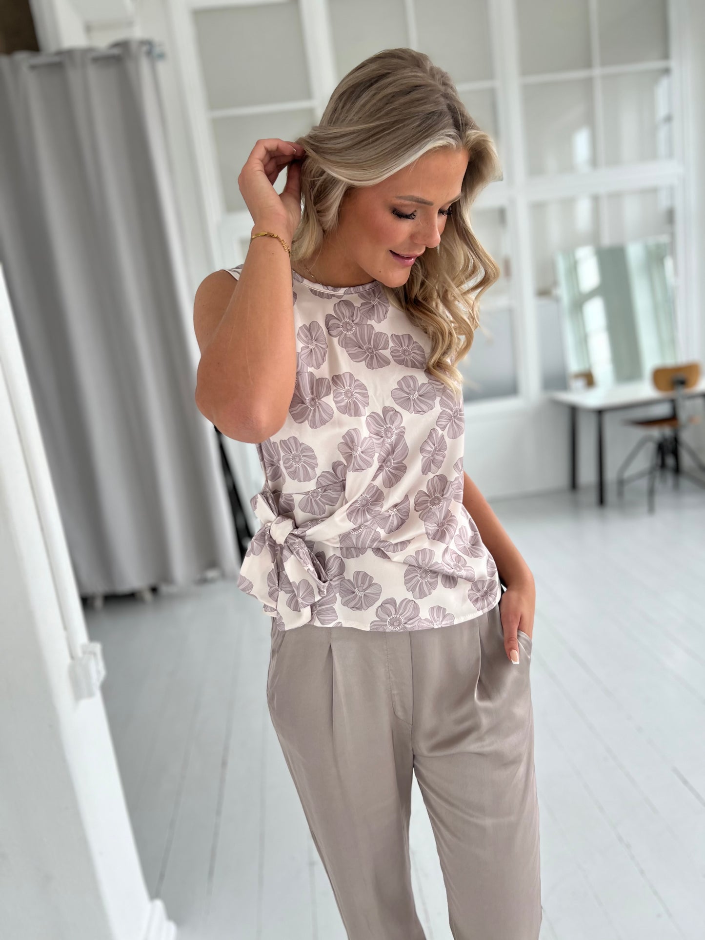 Mondial taupe flower top