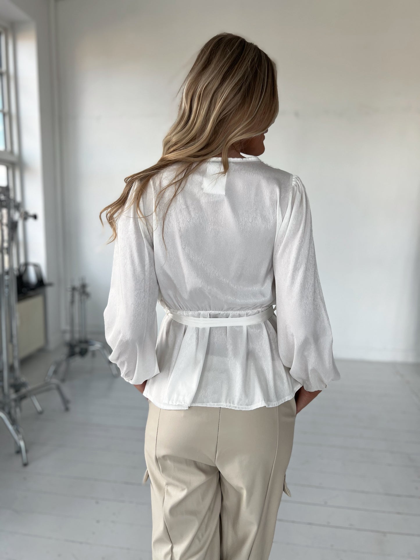 Model i NC hvid shiny bluse fra webshoppen Aaberg Copenhagen