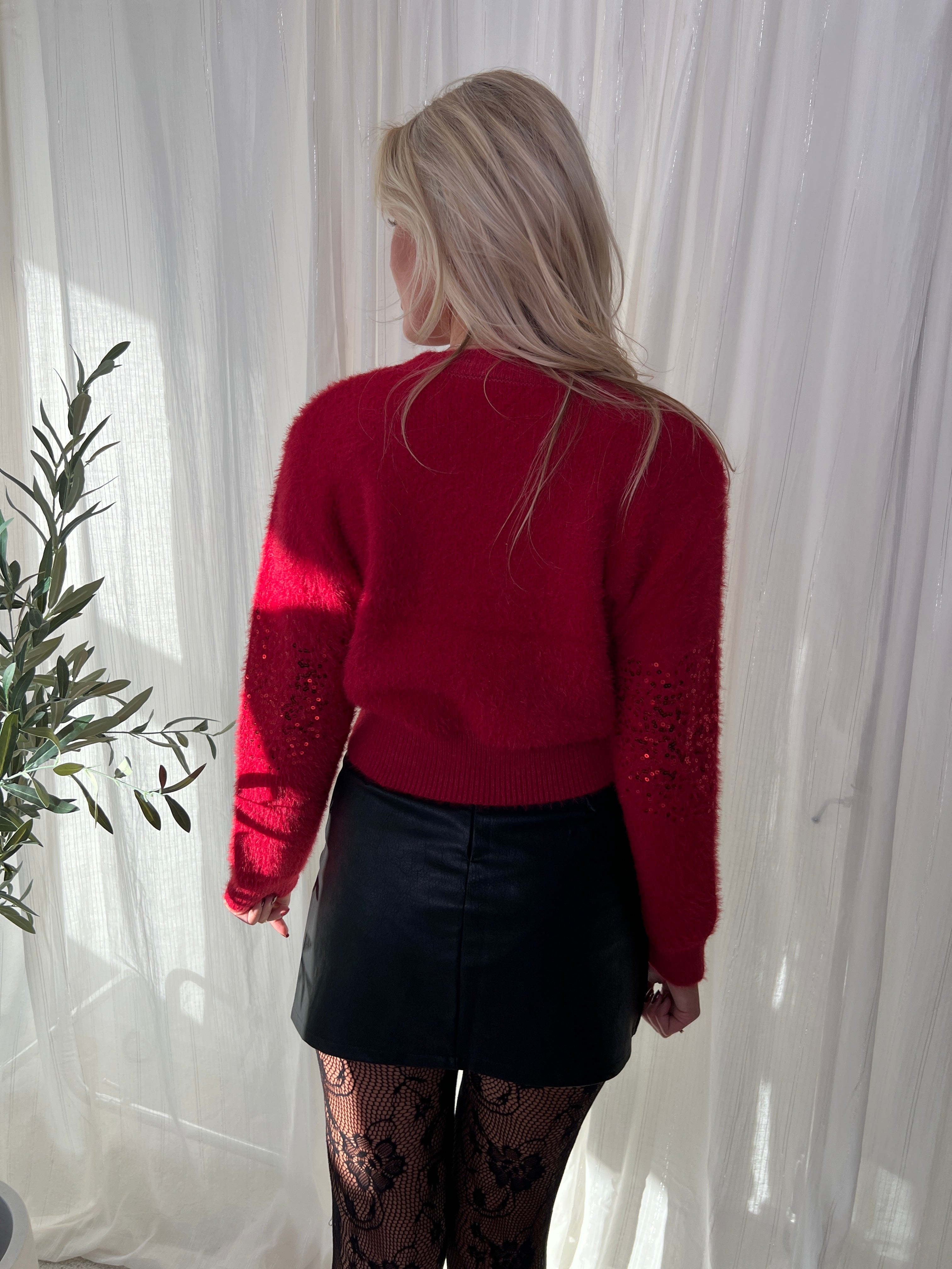 Model i Its may red knit fra webshoppen Aaberg Copenhagen