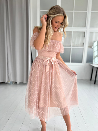 Model i Soky rosa tyl kjole (20187) fra webshoppen Aaberg Copenhagen