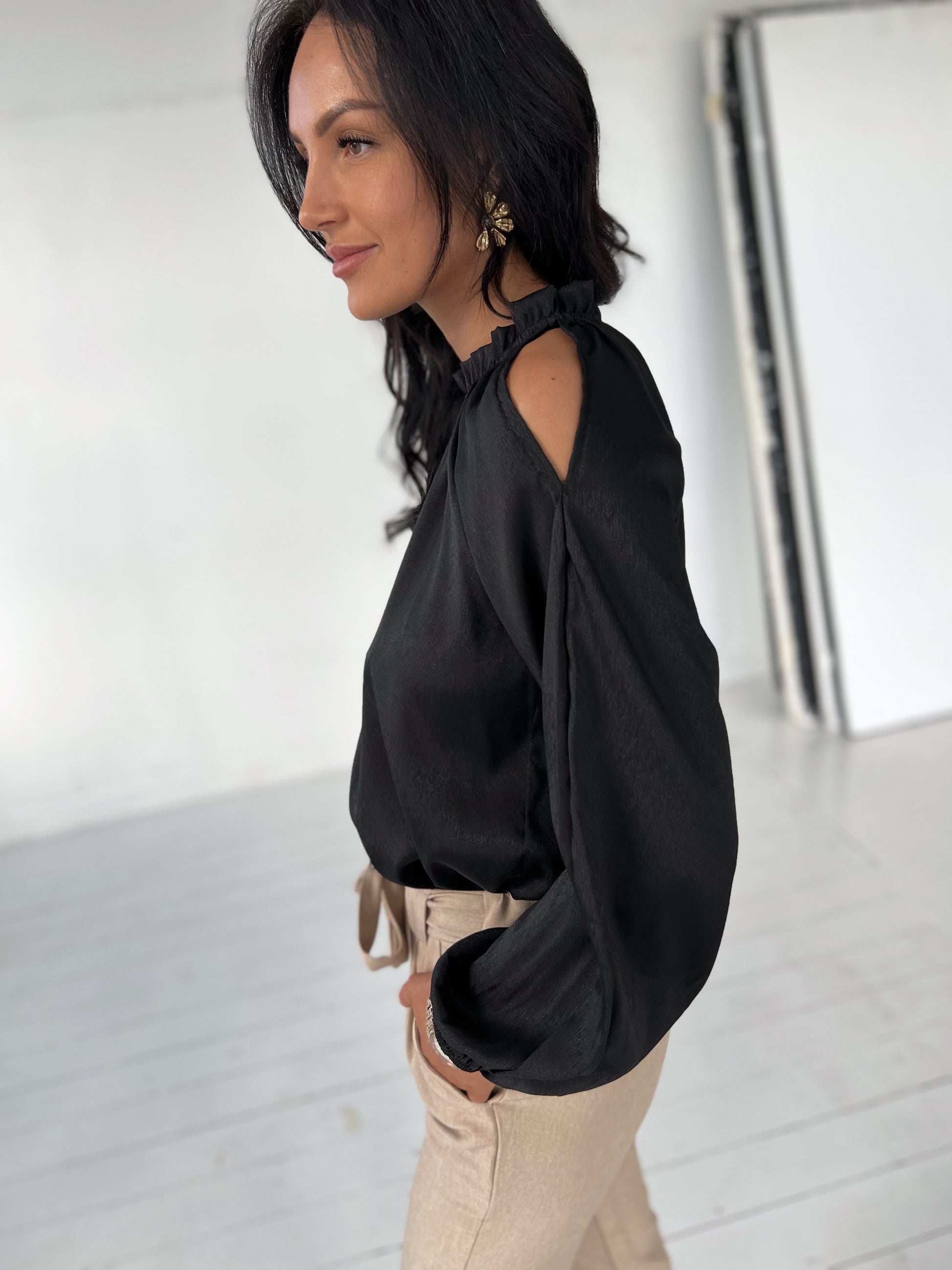 Model i Laura sort bluse med åbne skuldre fra webshoppen Aaberg Copenhagen