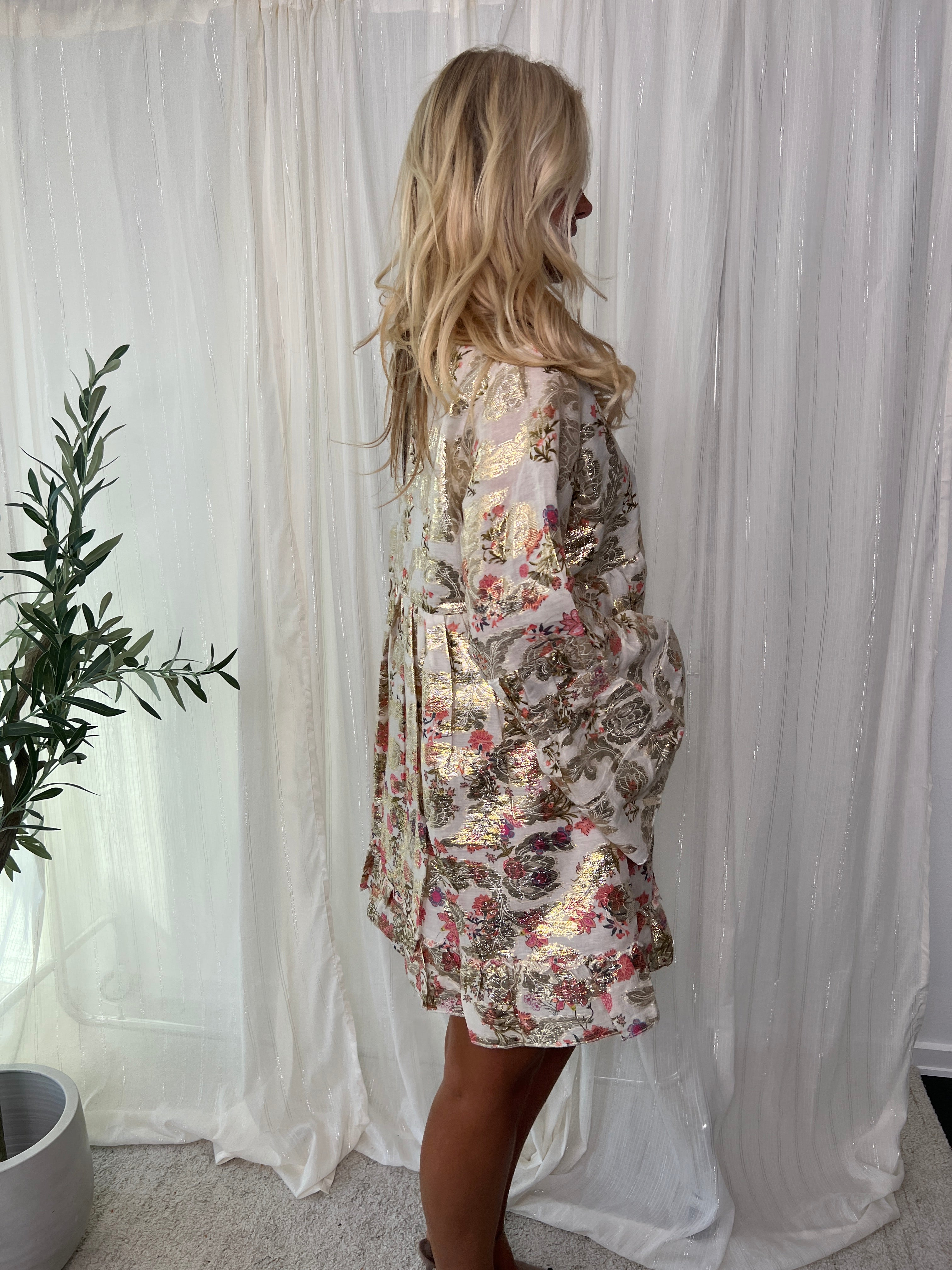 Ibbi golden flower dress fra webshoppen Aaberg Copenhagen