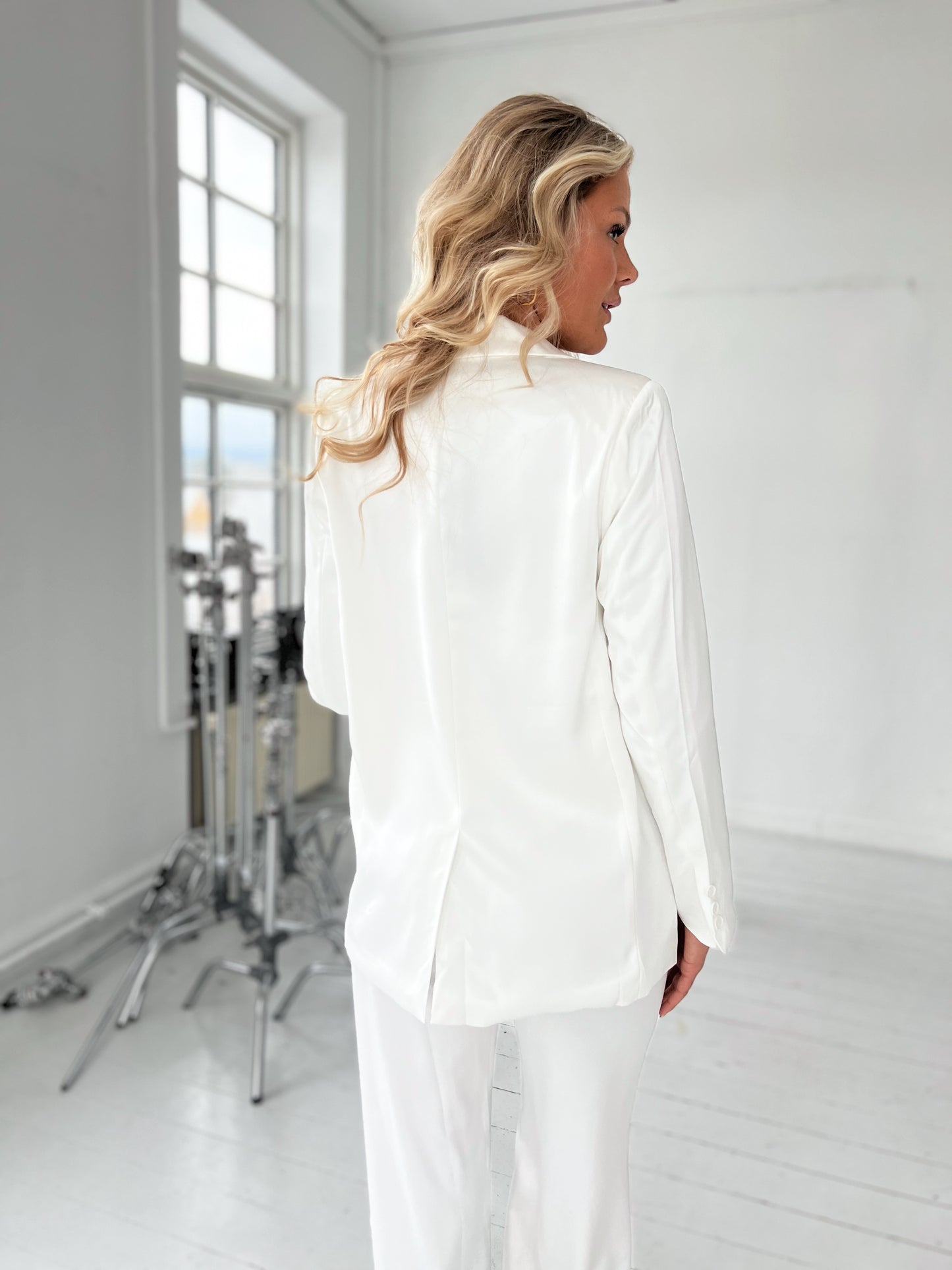 Model i Choklate hvid satin blazer (2305) fra webshoppen Aaberg Copenhagen