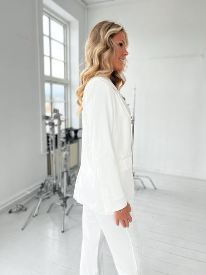 Model i Choklate hvid satin blazer (2305) fra webshoppen Aaberg Copenhagen
