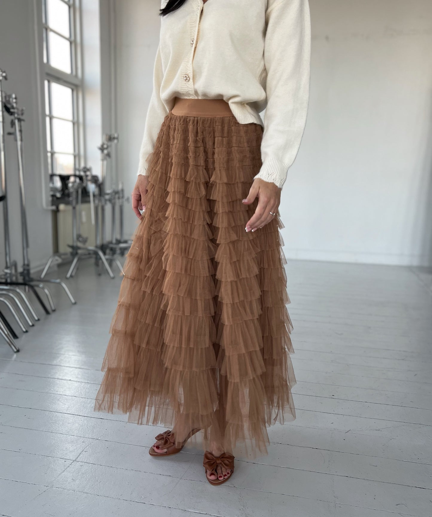 Model i Rosie camel tyl nederdel (9002) fra webshoppen Aaberg Copenhagen