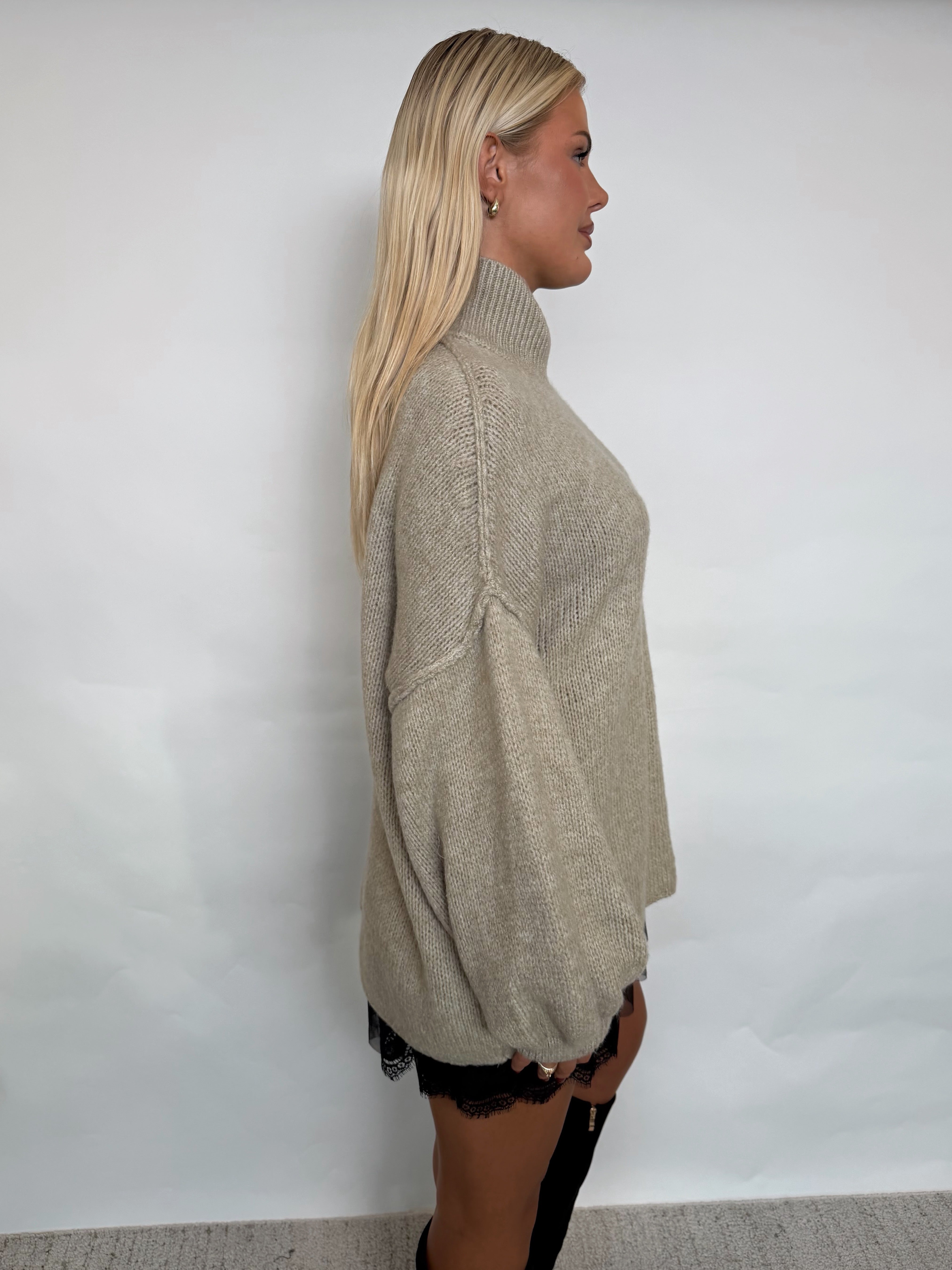 Estee oversized knit beige fra webshoppen Aaberg Copenhagen
