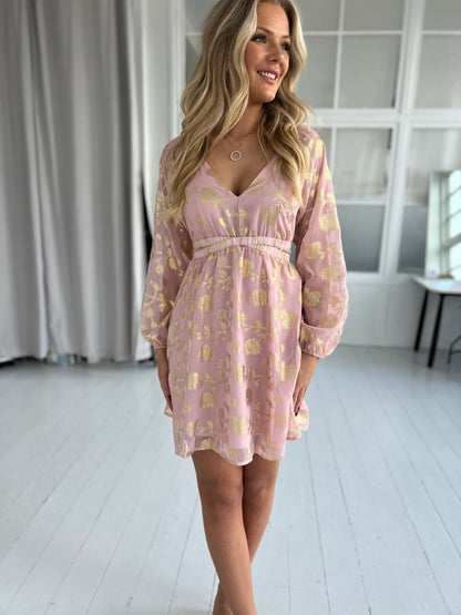 Model i Lovie & Co lyserød kjole (4257) fra webshoppen Aaberg Copenhagen