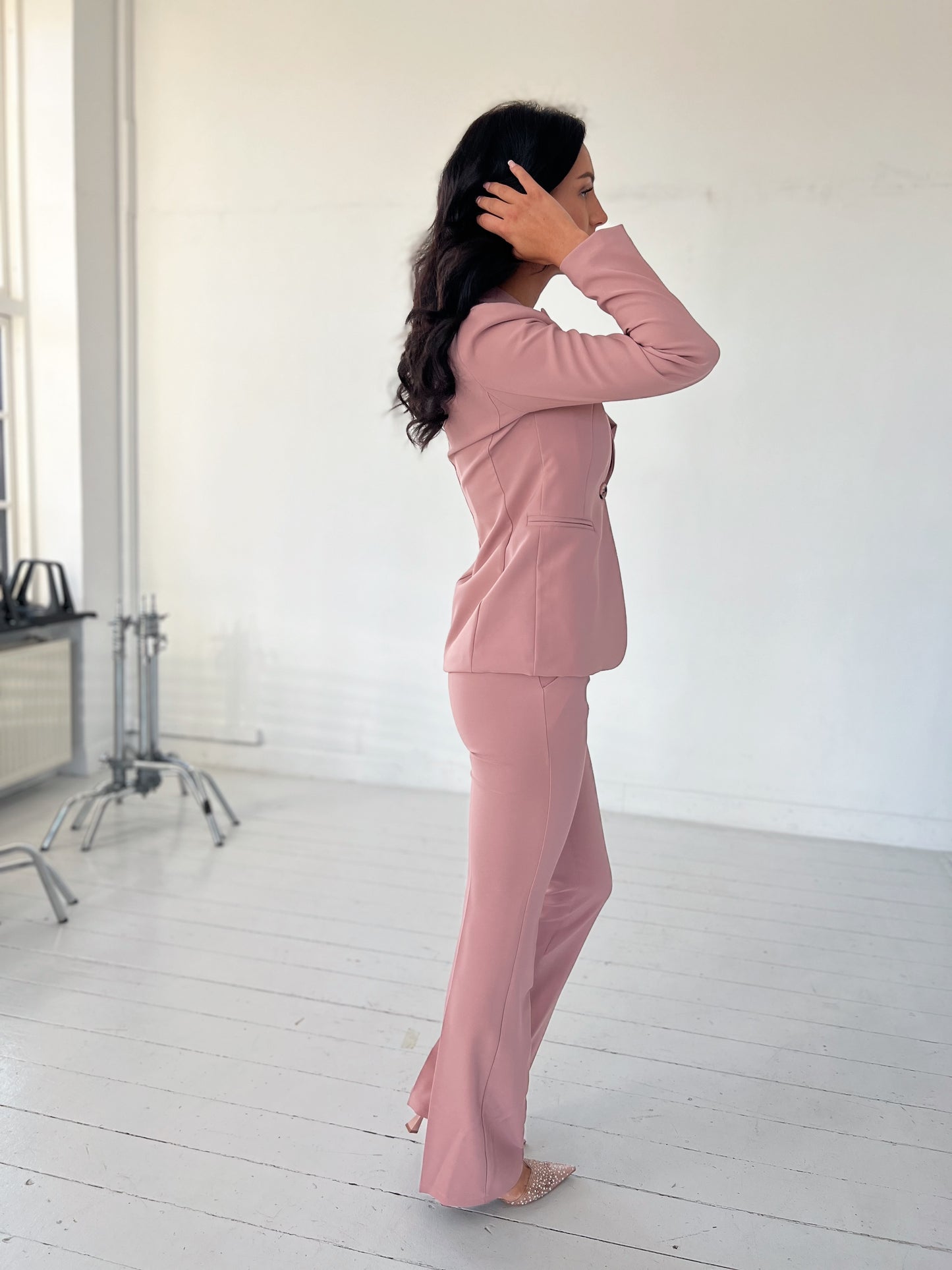 Model i Julia rosa blazer fra webshoppen Aaberg Copenhagen