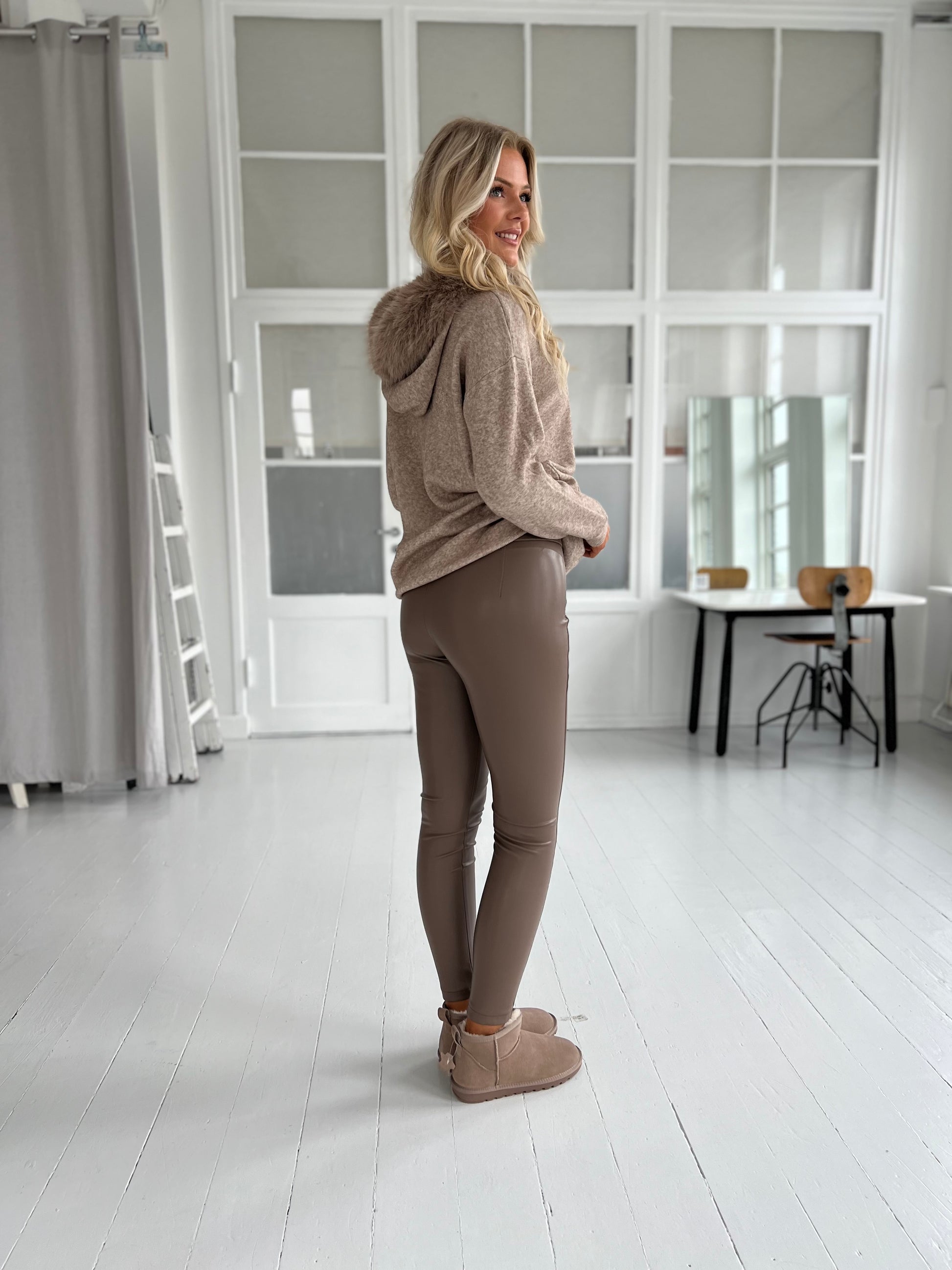 Its May taupe pants (9530) Set bagfra - Fra webshoppen Aaberg Copenhagen  