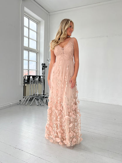 Model i Soky rosa lang kjole (9838) fra webshoppen Aaberg Copenhagen
