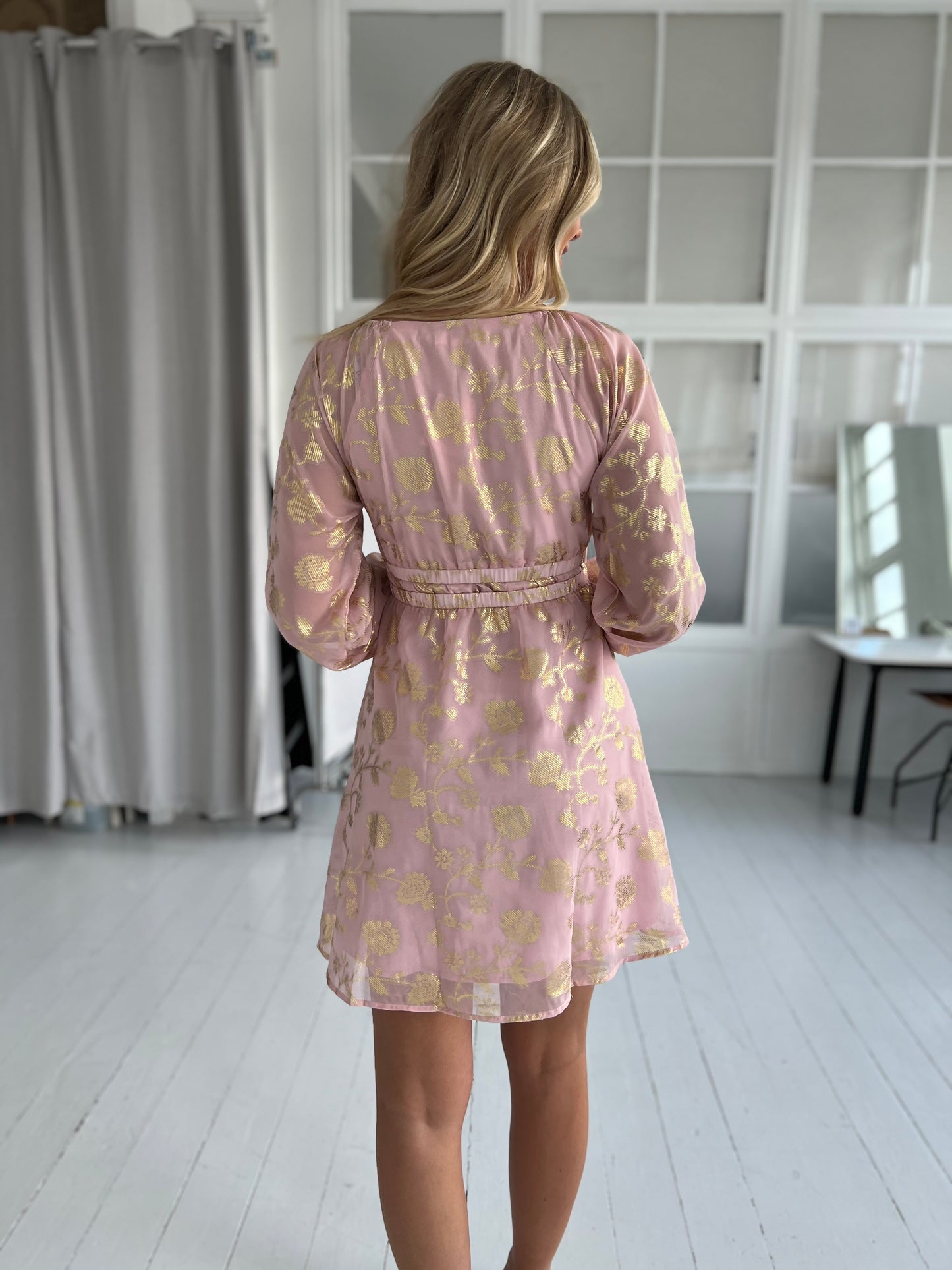 Model i Lovie & Co lyserød kjole (4257) fra webshoppen Aaberg Copenhagen