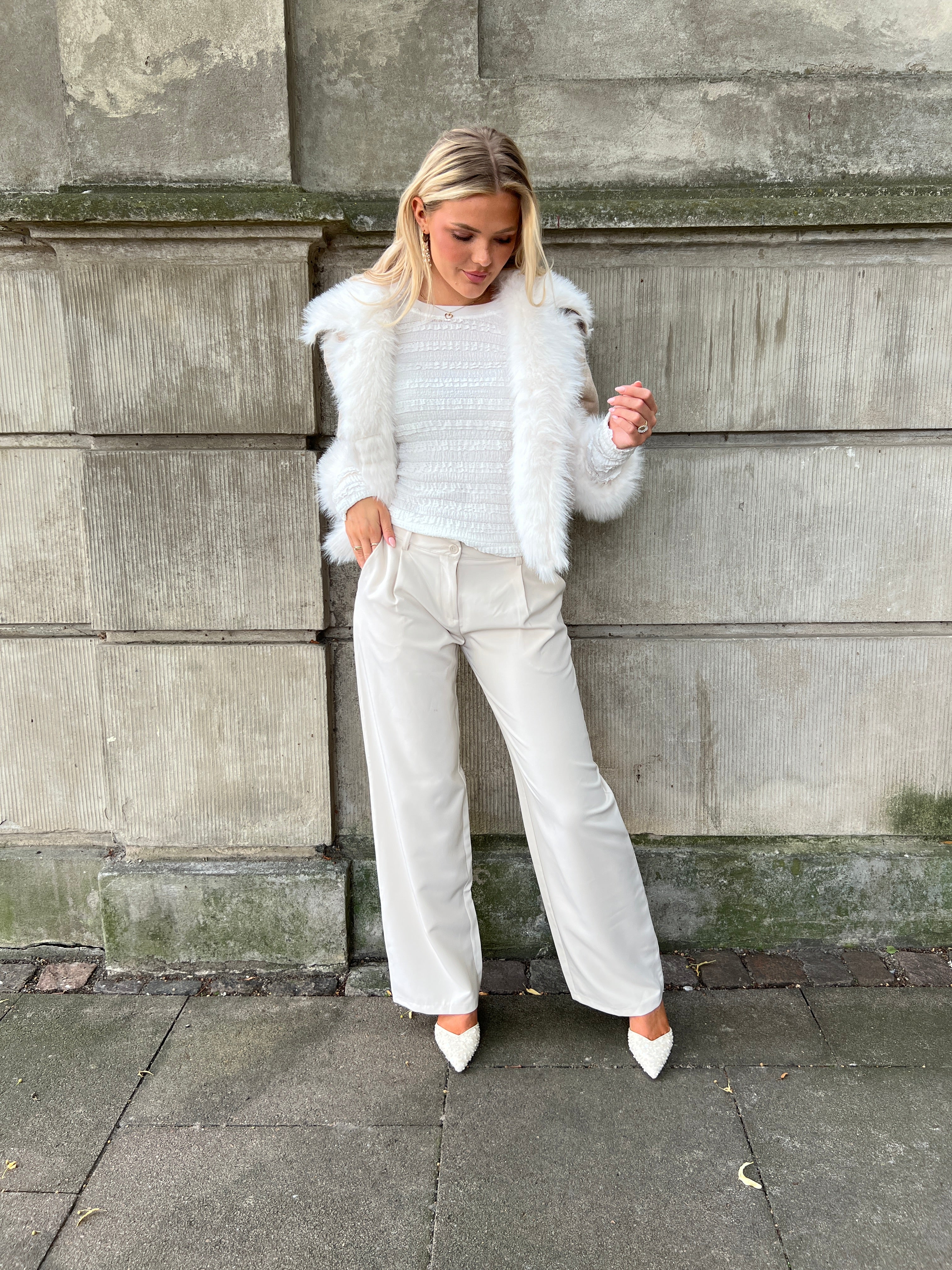 Model i Azaka beige fake fur jacket fra webshoppen Aaberg Copenhagen