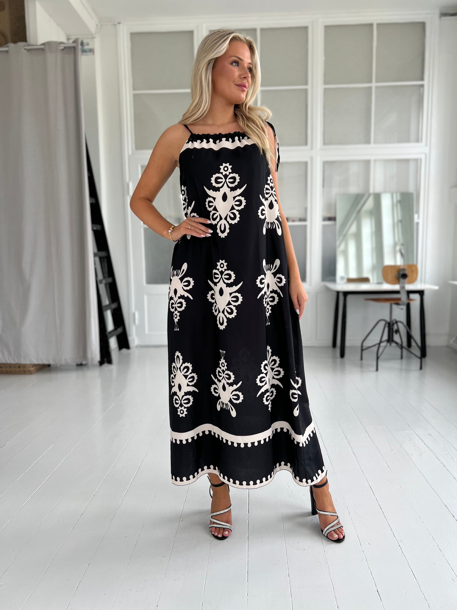 Syma long black printet dress (1861)-kjole-Åberg CPH-Onesize-Åberg Copenhagen DK