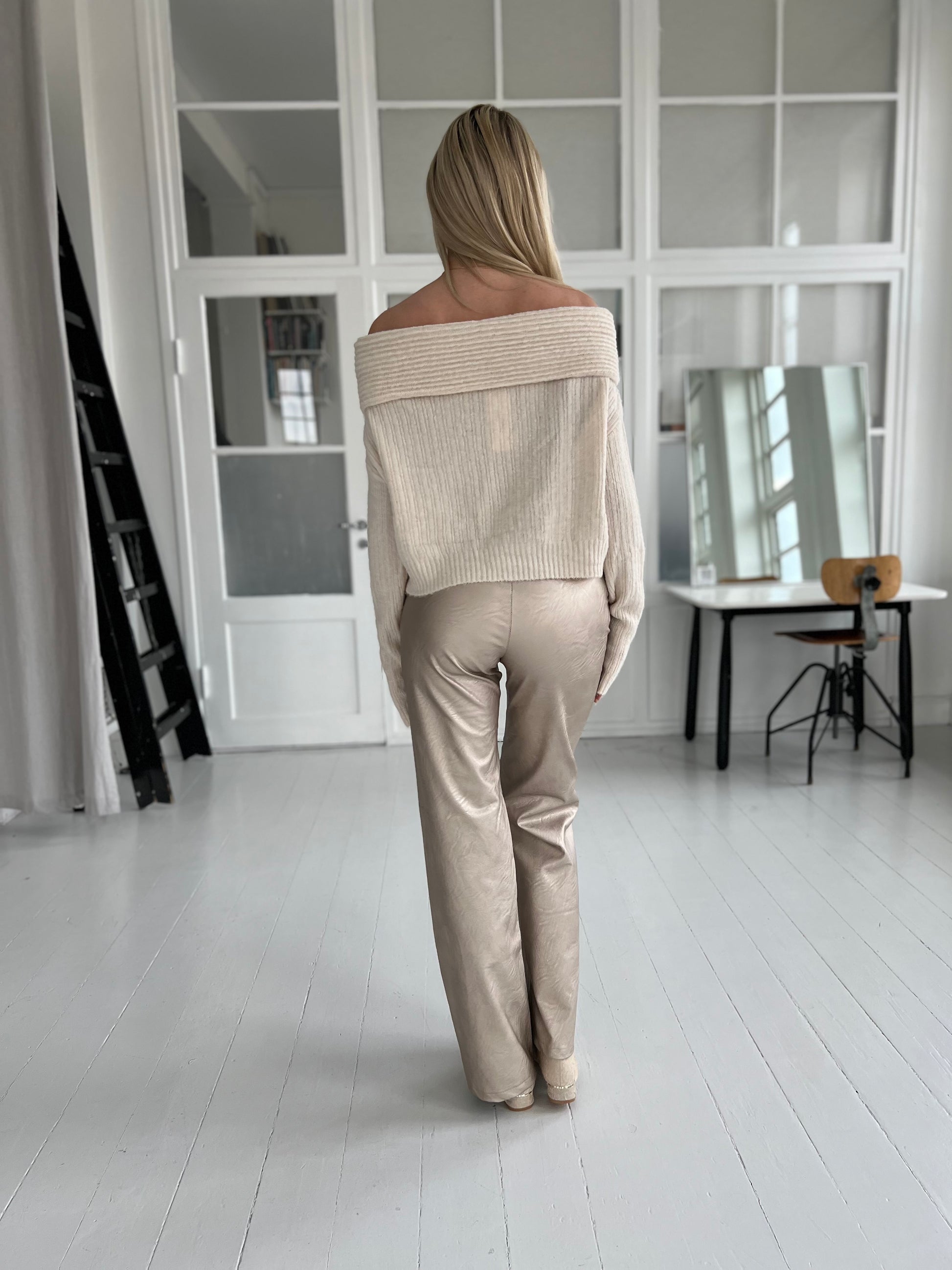 Lucce beige off shoulder knit (5017) fra webshoppen Aaberg Copenhagen