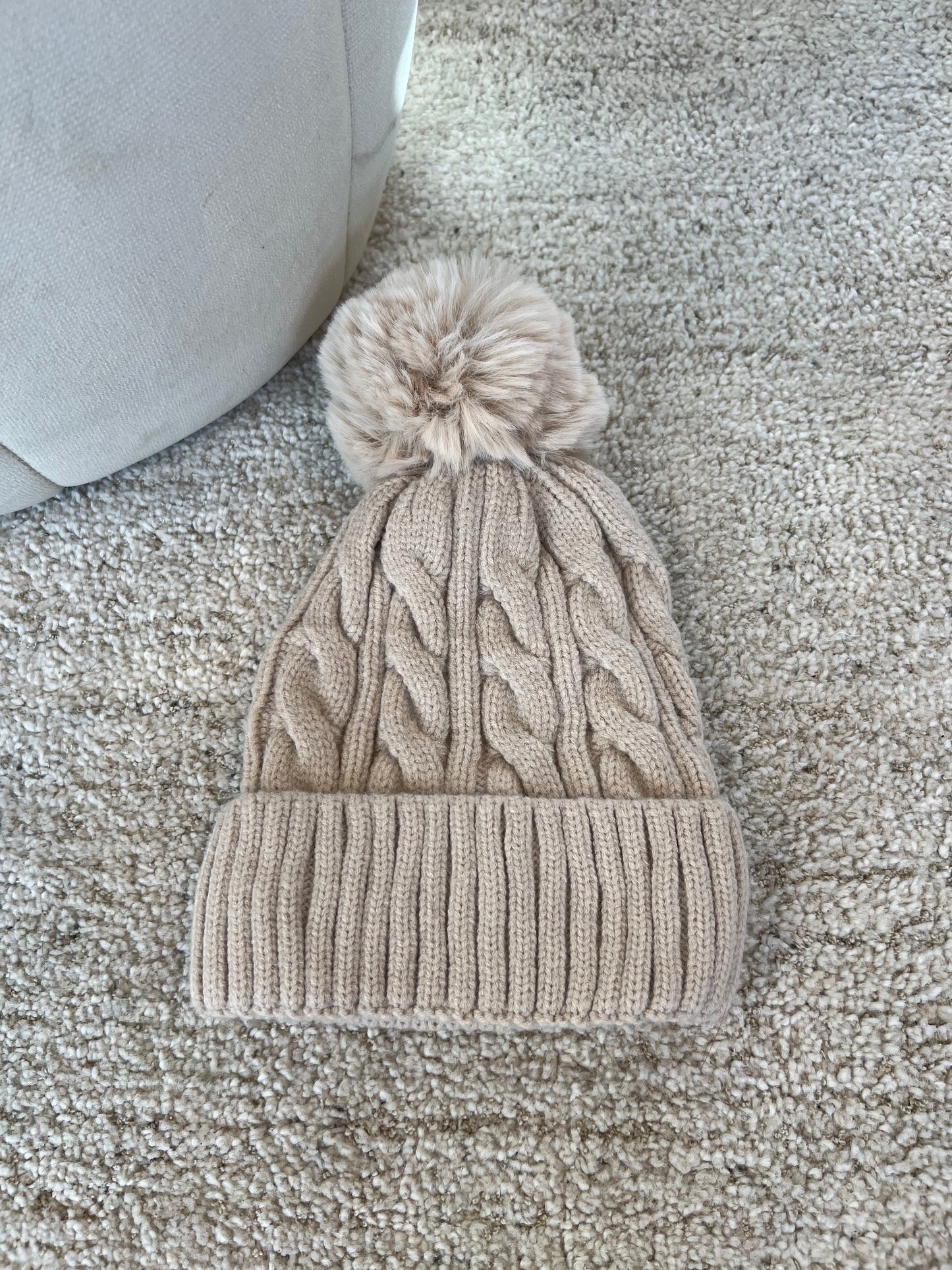 Beige pompom hat (5552) fra webshoppen Aaberg Copenhagen