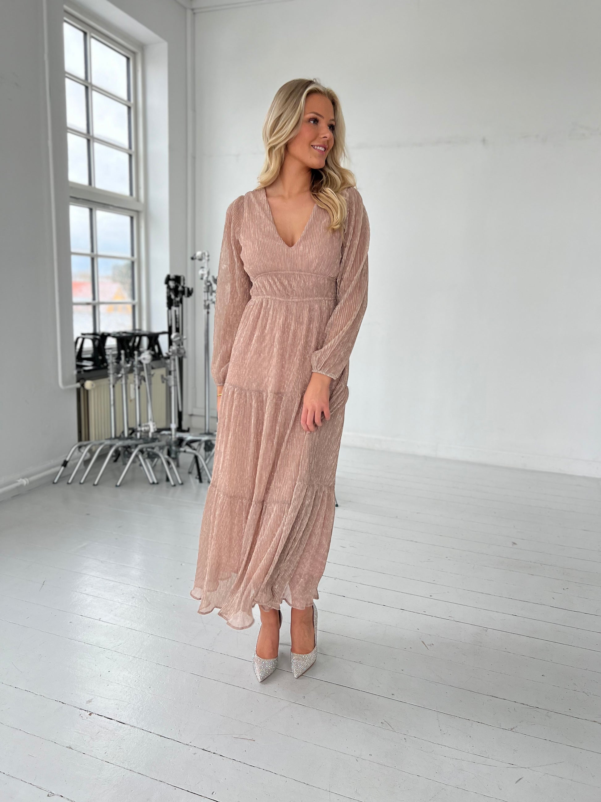Model i Emma Ella rosa shimmer kjole (6120) fra webshoppen Aaberg Copenhagen