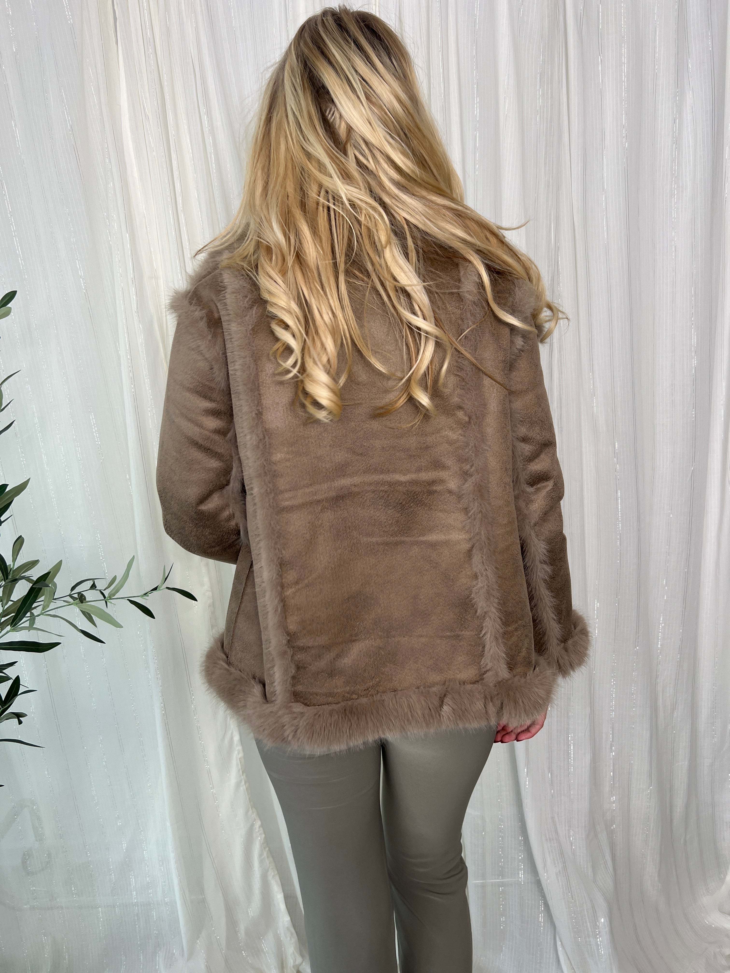 Flam taupe faux fur jakke fra webshoppen Aaberg Copenhagen