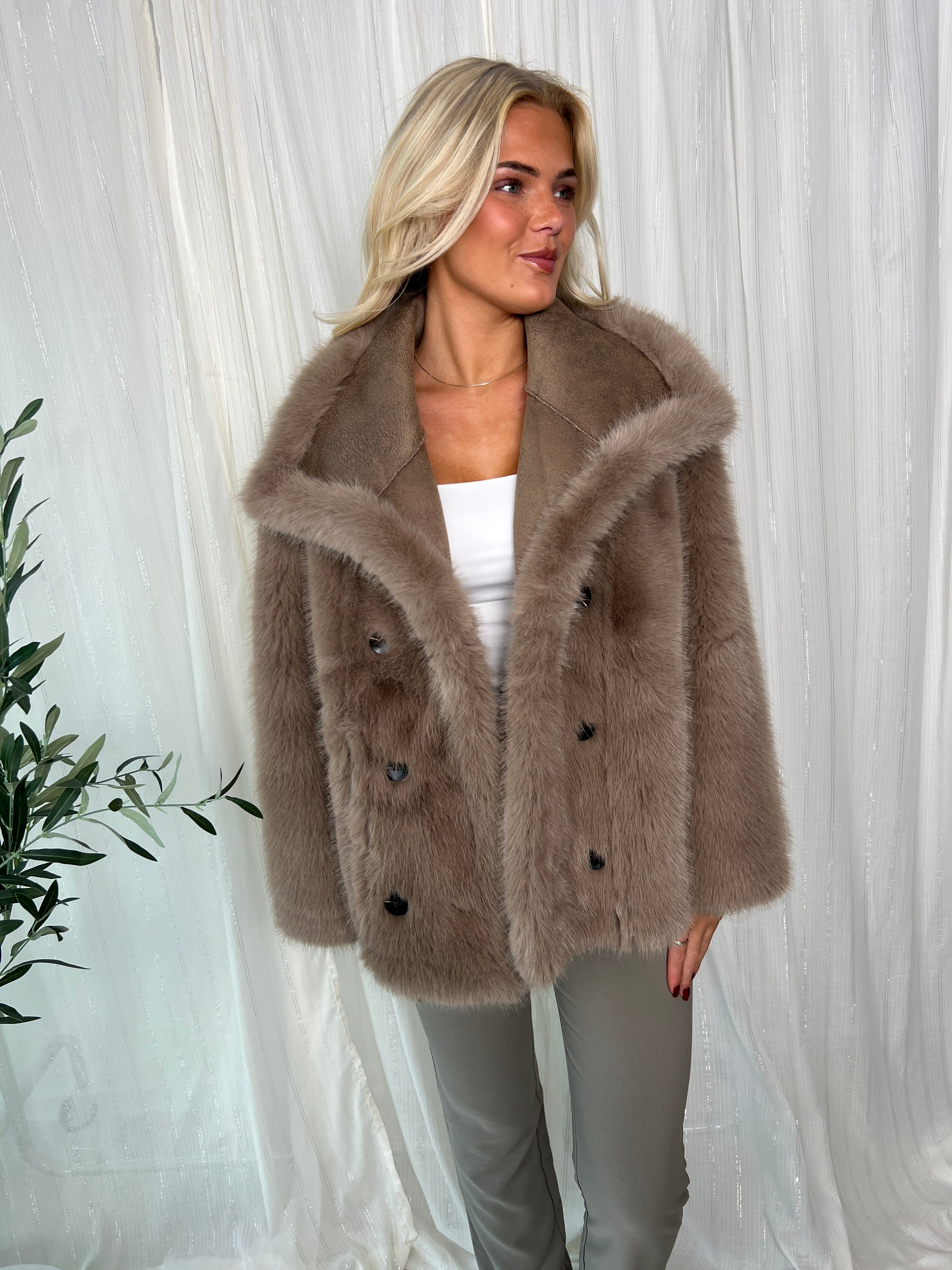 Flam taupe faux fur jakke fra webshoppen Aaberg Copenhagen