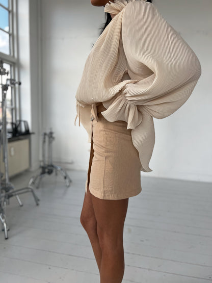 Model i July camel og guld nederdel fra webshoppen Aaberg Copenhagen