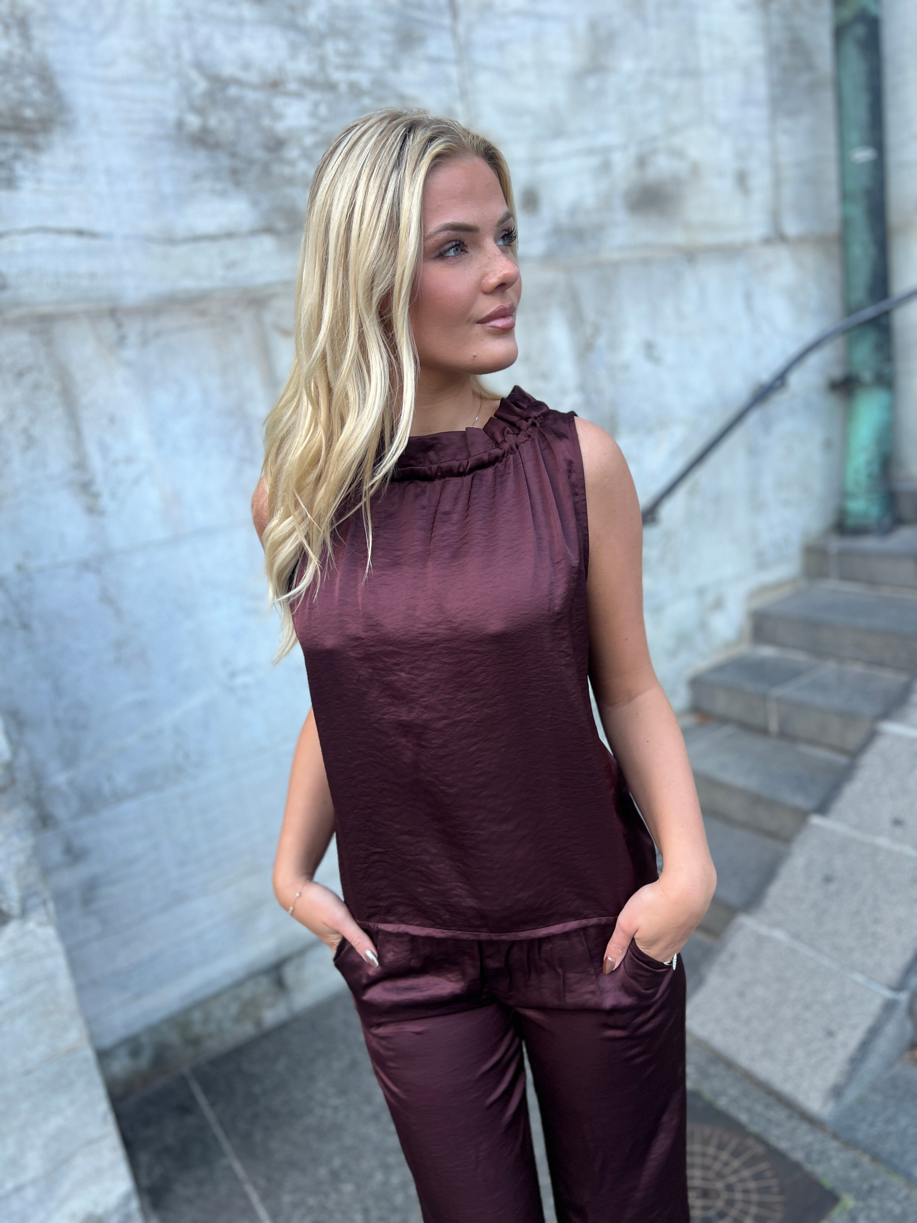 Continue satin top med bindbånd i nakken - Åberg Copenhagen