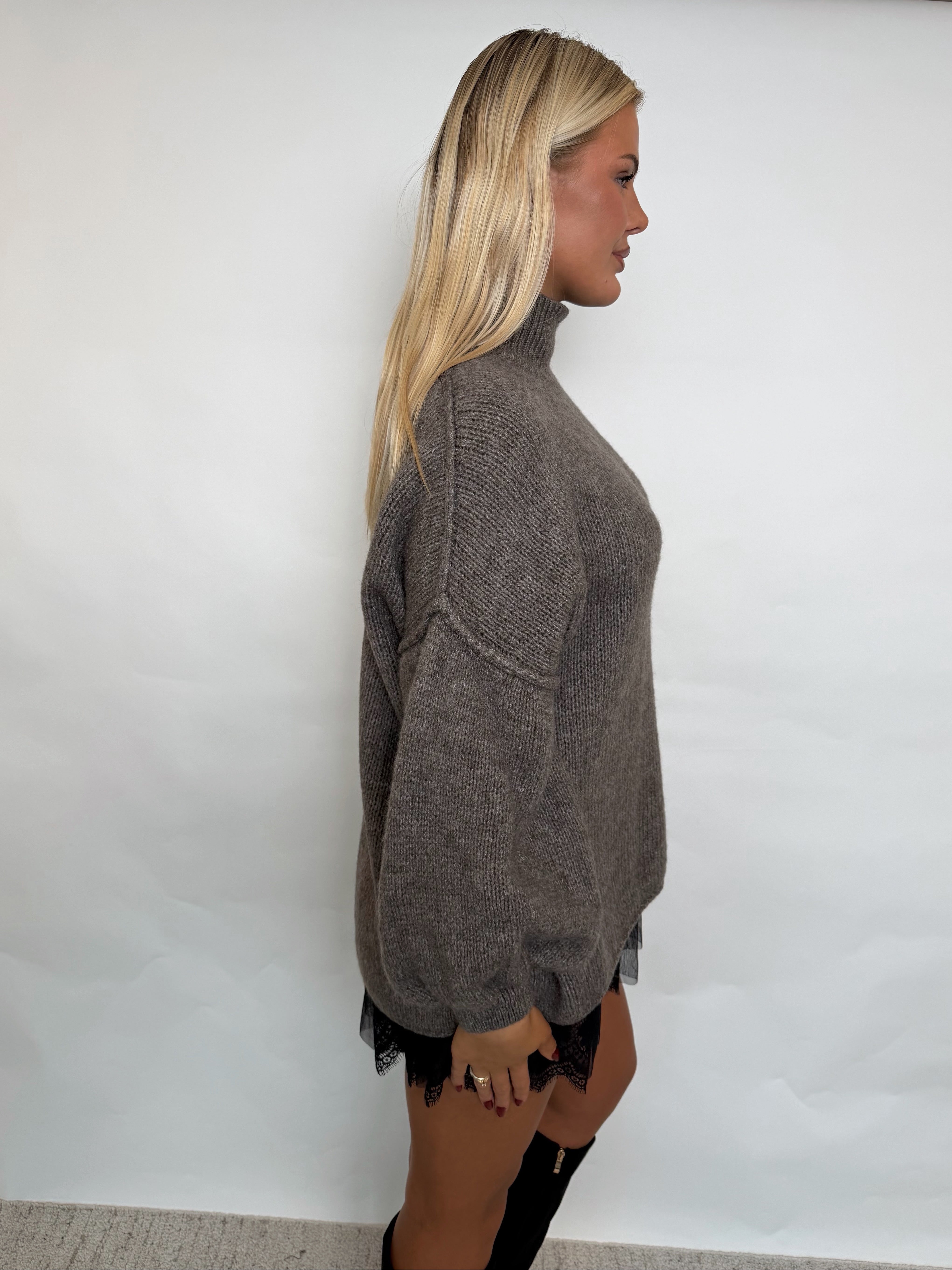 Estee oversized knit taupe fra webshoppen Aaberg Copenhagen