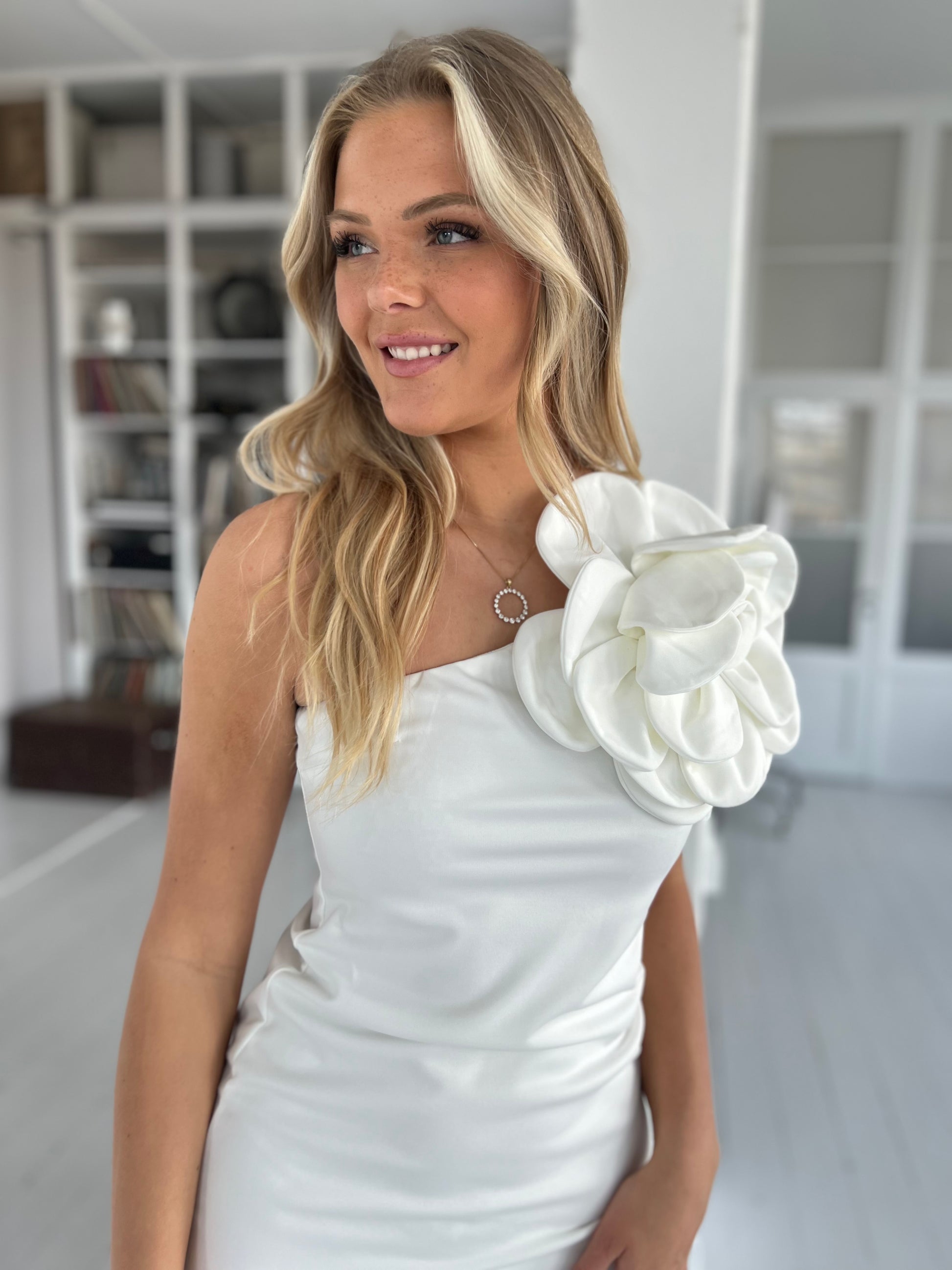 Lamiar one-shoulder hvid kjole fra webshoppen Aaberg Copenhagen