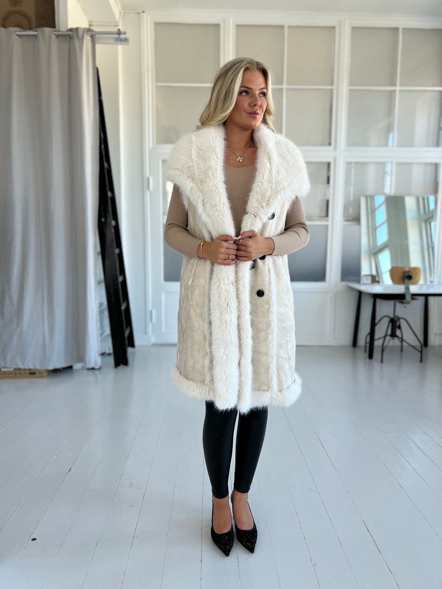 Flam beige faux fur vest fra webshoppen Aaberg Copenhagen