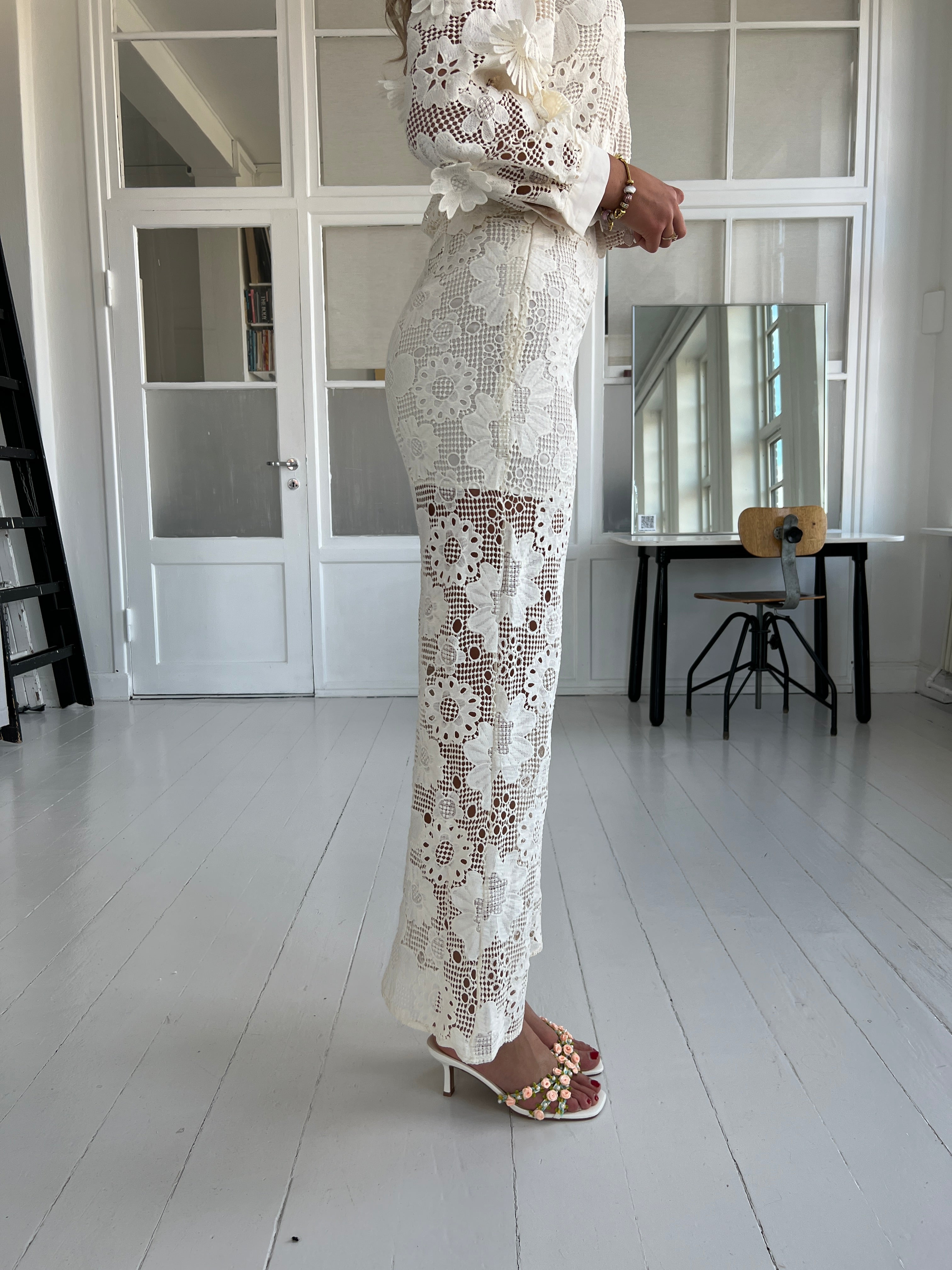 Elli white beige lace pants fra webshoppen Aaberg Copenhagen