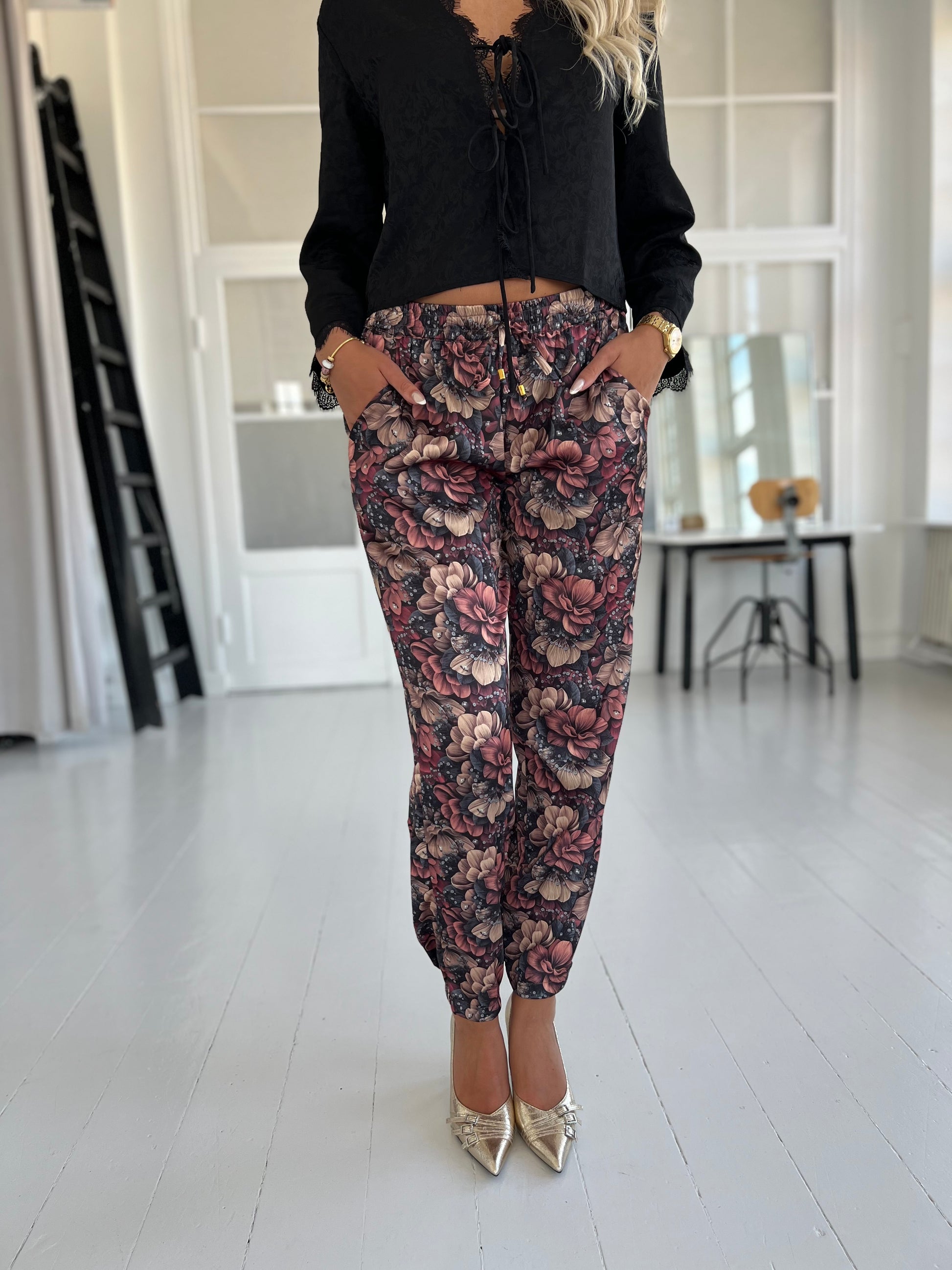 Gaspar Fiji flower pants (7914) fra webshoppen Aaberg Copenhagen