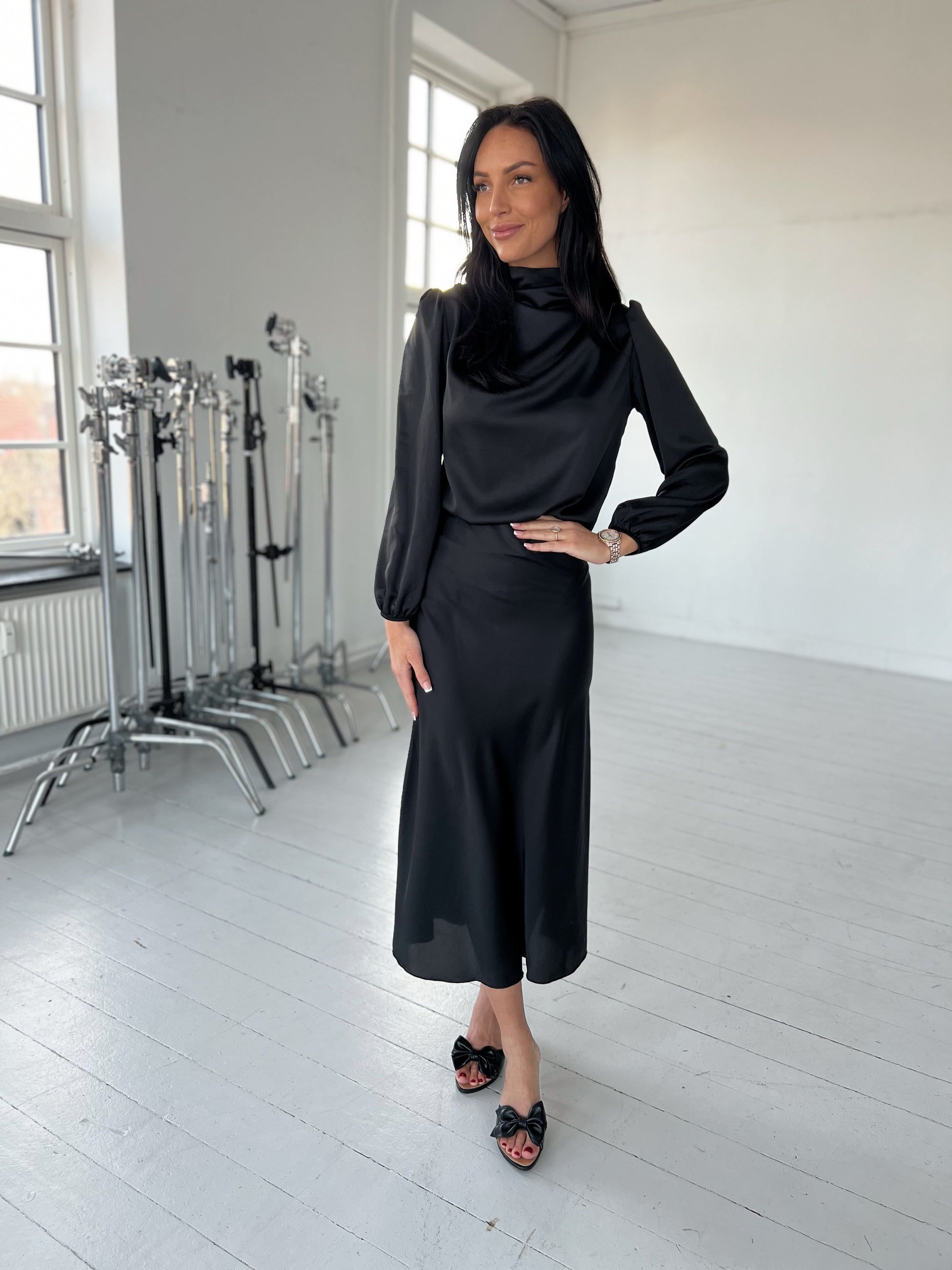 Model i Rosy Days satin nederdel fra webshoppen Aaberg Copenhagen
