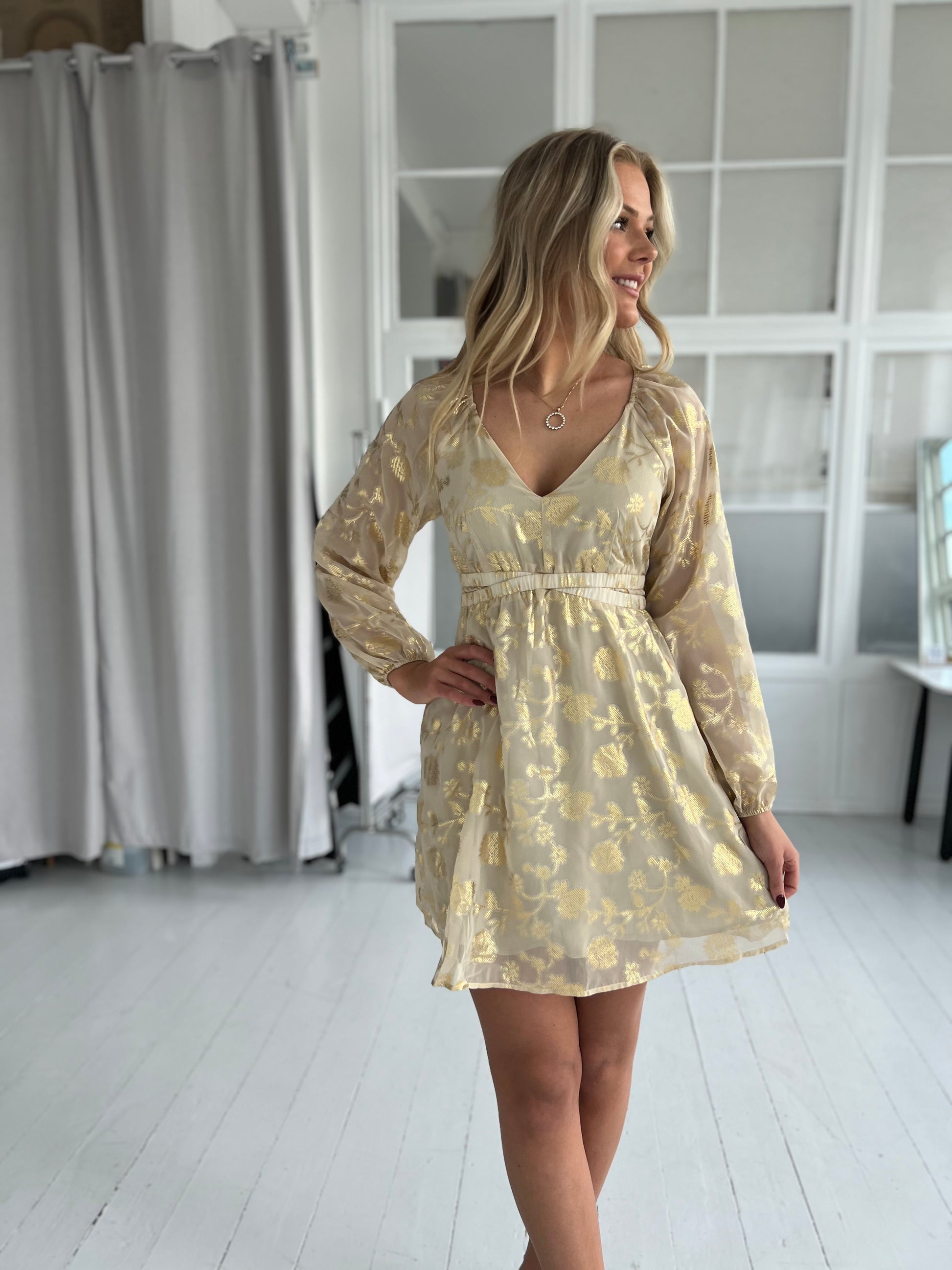 Model i Lovie & Co beige kjole (4257) fra webshoppen Aaberg Copenhagen