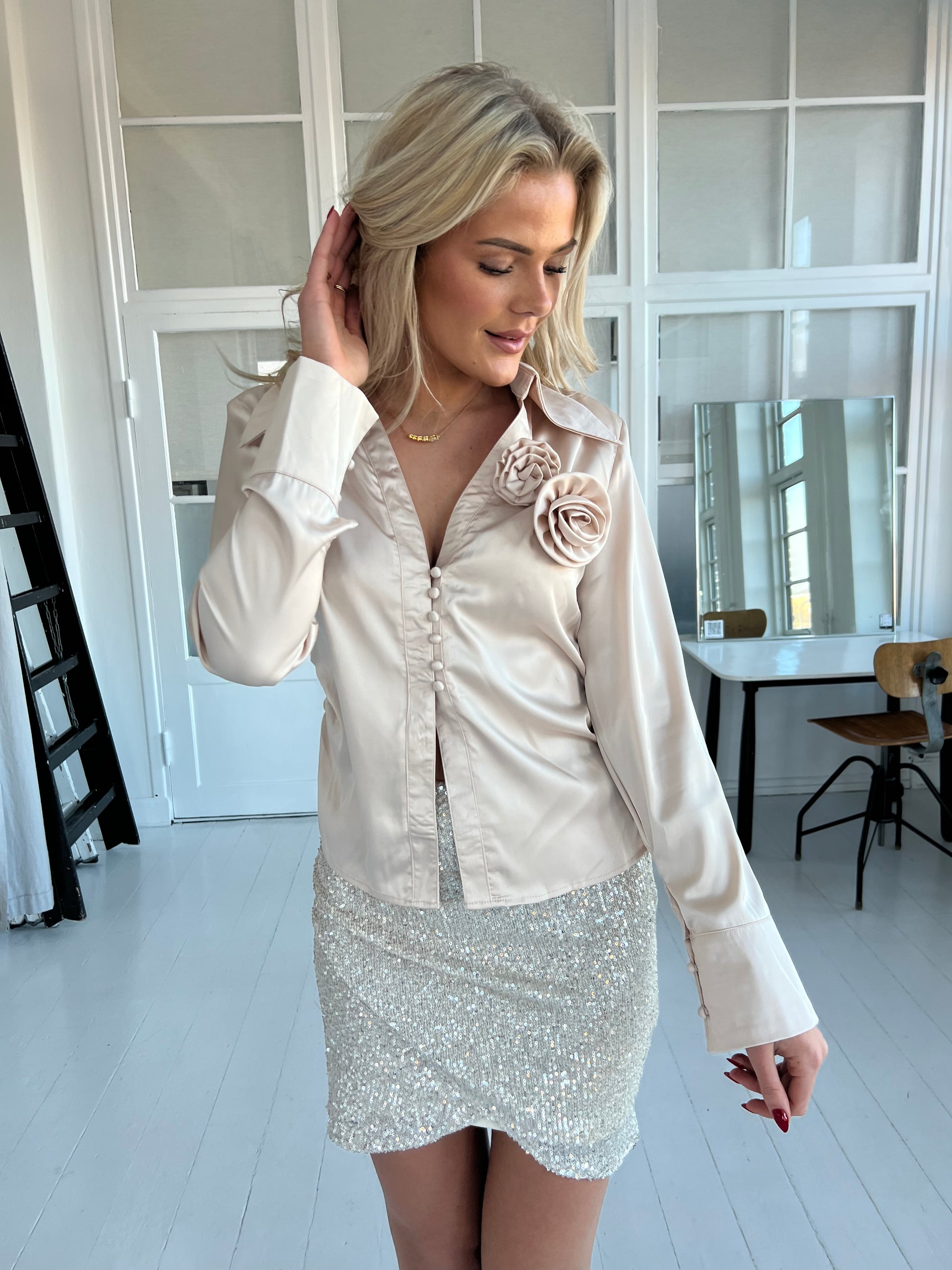 Azaka beige blouse (4401) fra webshoppen Aaberg Copenhagen