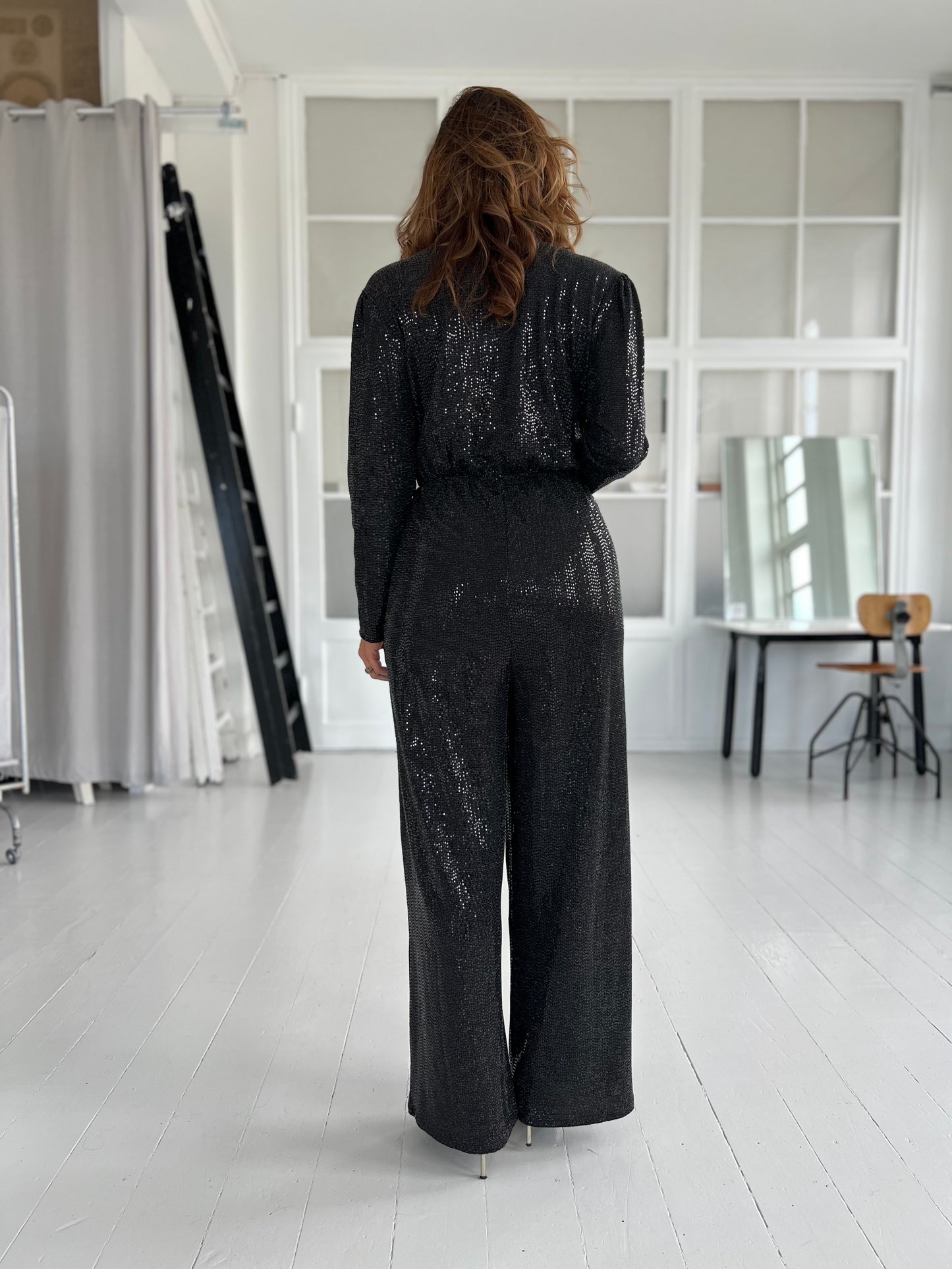 Ichi black sequins Jumpsuit (1543) fra webshoppen Aaberg Copenhagen